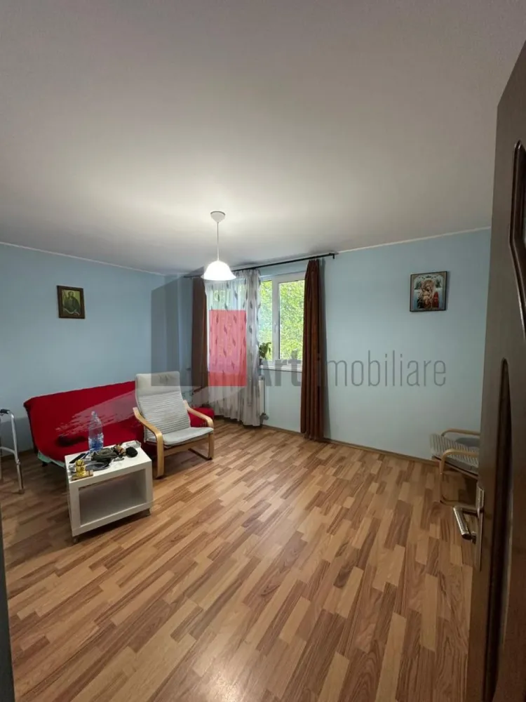3 camere Drumul Taberei - Localizare excelentă pentru o familie cu copii sau pentru investiție.

Prezentăm un apartament de 3 camere, situat la etajul 2 dintr-un bloc cu 4 etaje, imobil recent anvelopat termic, ceea ce înseamnă facturi mai mici la iarnă și confort sporit pe tot parcursul anului.

Locația este una de excepție: în imediata apropiere a Colegiului Național Elena Cuza, una dintre cele mai bune școli din București. De asemenea, zona beneficiază de acces facil la magazine, farmacii, transport în comun și parcuri.

🔸 SPECIFICAȚII ȘI STAREA PROPRIETĂȚII:

· Compartimentare: 3 camere (living + 2 dormitoare) – compartimentare funcțională, ideală pentru o familie.
· Etaj: 2 din 4 – acces ușor, ferit de zgomotul de la stradă.
· Bloc anvelopat: Termoizolație nouă, fațadă reabilitată, reducerea pierderilor de căldură.
· Renovare completă: Apartamentul a fost renovat recent, cu materiale de calitate.
· Instalație electrică schimbată: Punct cheie! Nu va trebui să vă faceți griji pentru siguranță sau suprasarcină. Totul este nou, dimensionat corect și modern.
· Finisaje: Parchet, gresie, faianță, uși interioare noi, tencuieli decorative (se pot completa după preferințe).
· Instalații sanitare: Verificate și, acolo unde a fost cazul, înlocuite.

🔸 BENEFICII ȘI PUNCTE FORTE:

· Economie de timp și bani: Nu mai trebuie să investiți în renovare sau în reparația instalației electrice. Totul este gata de locuit.
· Confort termic garantat: Datorită anvelopării blocului, veți avea iarna mai cald și vara mai răcoros.
· Locație școlară de top: Pentru o familie cu copii, proximitatea față de Colegiul Elena Cuza este un avantaj imens (copilul poate merge pe jos, fără stres).
· Acces la transport: Stații de autobuz, tramvai și metrou (în funcție de distanța exactă) în apropiere.
· Liniște și siguranță: Zona este una liniștită, bine întreținută, cu vecini de bună calitate.

🔸 IDEAL PENTRU:

· Familii cu copii care doresc o școală bună în apropiere.
· Cupluri care apreciază un spațiu generos și renovat.
· Investitori care doresc o proprietate cu cerere mare la închiriere (datorită școlii).

📞 Sunați acum pentru o vizionare și pentru a vedea personal calitatea renovării!