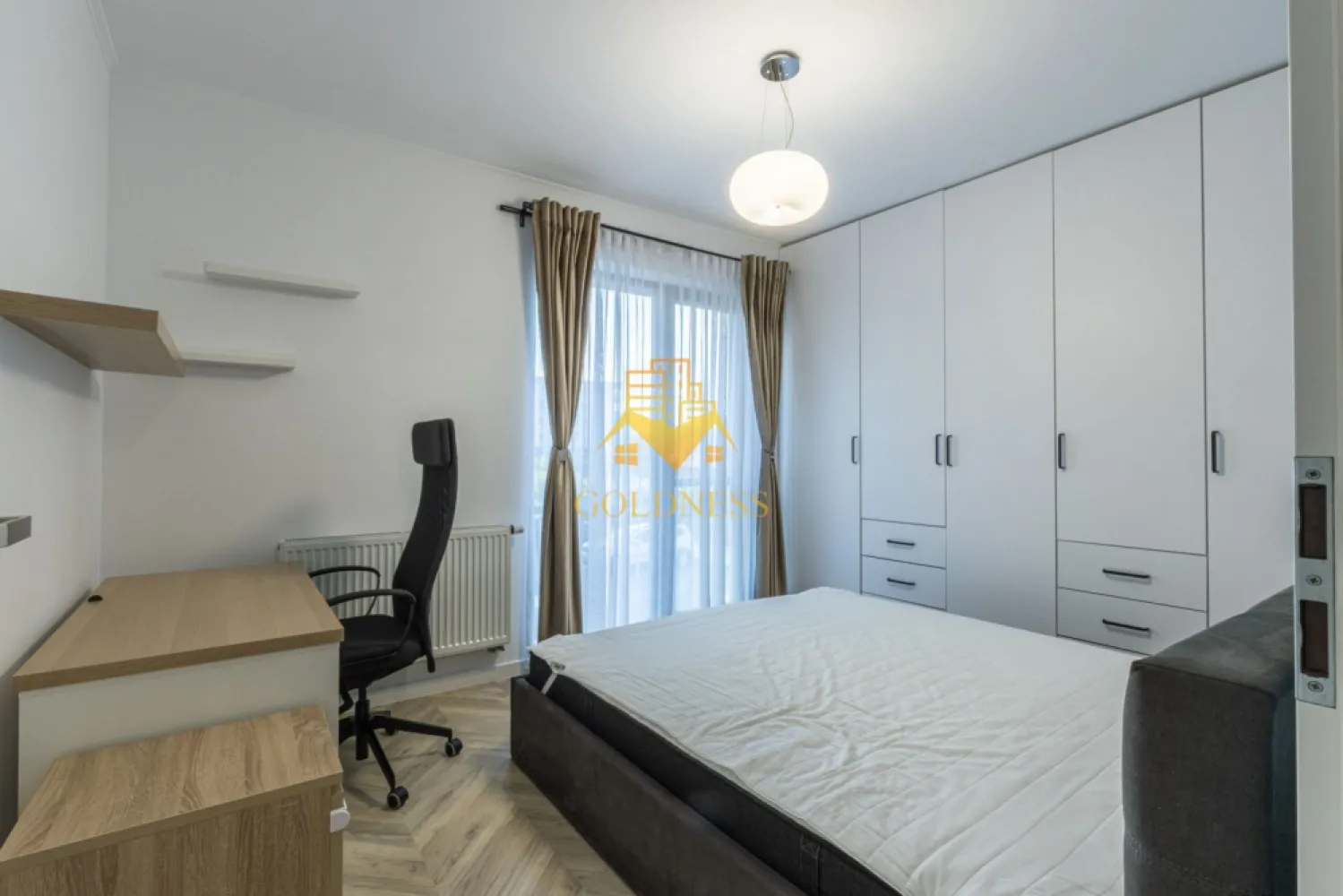 3 camere, Premium, bloc nou, parcare, Andrei Muresanu Zona Sigma, Revo - Goldness Imobiliare propune spre închiriere un apartament cu 3 camere, complet mobilat și utilat, situat la parter înalt într-un imobil nou cu 4 etaje, în cartierul Andrei Mureșanu.
Locuința este compartimentată astfel:
• dormitor matrimonial cu pat de 180 cm, dressing generos, birou și spații de depozitare
• dormitor cu pat dublu de 160 cm, sertare de depozitare și dressing
• living cu bucătărie open-space complet utilată, canapea extensibilă, zonă de dining și TV
• baie principală cu cadă, calorifer port-prosop și dulap de depozitare
• baie de serviciu cu spațiu suplimentar de depozitare
• terasă cu vedere spre oraș și spațiu de depozitare pe balcon
• spațiu de depozitare suplimentar pe hol
Dotări: mașină de spălat vase, plită electrică, mașină de spălat haine și uscător AEG.
Zona oferă acces rapid la stații de transport în comun, magazine, restaurante, spații verzi, farmacii, sală de fitness, locuri de joacă pentru copii și Universitatea Tehnică.
Se poate inchiria parcare subterana cu 50 euro!
Se percepe un comision de 50% din valoarea unei luni de chirie.