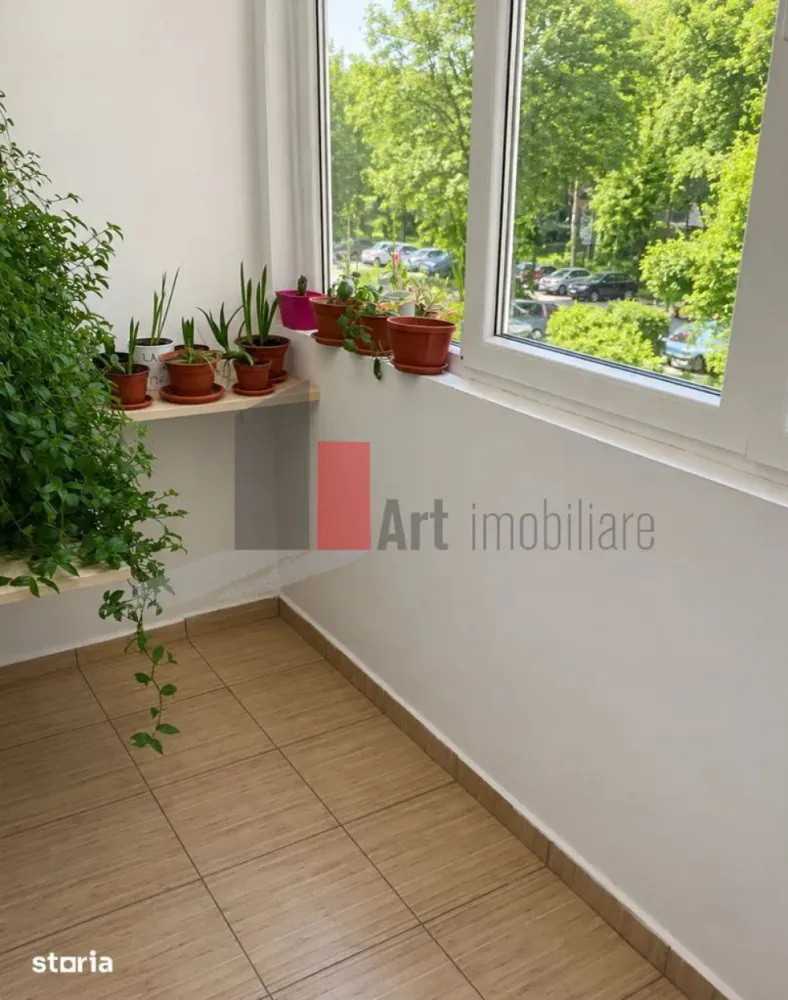 Vânzare apartament 3 camere Bd. Obregia - Turnu Măgurele - Vă prezint spre achiziție un apartament complet renovat de 3 camere. Au fost schimbate instalațiile sanitare și electrice. Geamurile sunt termopan, deși blocul nu a fost încă izolat. Ușile, parchetul au fost înlocuite. Baia are aerisire proprie, prin geam.
Locuința are 2 balcoane, unul pe dormitor, celălalt pe camera de zi. 

Se asigură 2 locuri de parcare.
Toate actele sunt pregătite.
Blocul încă nu este reabilitat termic și nu este încadrat în nici o clasă de risc sau de urgență.

Stațiile de metrou Piața Sudului și Apărătorii Pateriei sunt la 15 minute de mers cu mijloacele de transport. Stații STB: 102, 125, 312, N105, N106, 72, 73.
În apropiere este Școala 189, Policlinica Râul Sadului, Grand Arena, Hornbach, Lidl, Kaufland, Carrefour.

Pentru vizionare sau obținerea mai multor detalii, vă stau cu drag la dispoziție.
