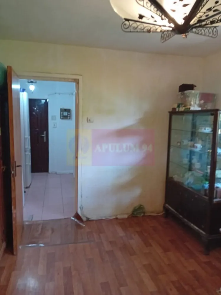 Apartament 3 camere 67mp Alexandru Obregia (Piata&Complex COVASNA) - Vă propunem spre vanzare un apartament de 3 camere, situat într-o zonă deosebit de linistita si atractivă, la 5 minute de MALL Grand Arena.
Apartamentul este semidecomandat, 3 camere, etaj 3 din 4, nu are imbunatatiri – necesita renovare. Blocul este din anul 1967 cu scara inchisa si curata aproape de Grand Arena pentru shopping și distracție, Piata Straduintei si Piata Covasna, Kaufland, Carrefour, Lidl, Hornbach, Metro Auchan și Jumbo pentru cumpărături rapide și convenabile.
Avantajele zonei:
Acces la transportul public asigurând legături rapide cu toate zonele importante din București.
Infrastructură educațională și medicală excelentă: scoli, grădinițe, și clinici medicale în apropiere, oferindu-vă liniștea necesară pentru familia dumneavoastră
În vecinătate se află biserica, supermarketuri, restaurante, cafenele și centre de fitness, oferindu-vă toate facilitățile la îndemână.
Cartier sigur și bine întreținut, ideal pentru familii, cu acces rapid la centrele de interes urban, dar și liniște și siguranță.
Acest apartament este o oportunitate excelentă pentru cei care doresc un stil de viață activ, dar și liniștit, în mijlocul unui cartier verde și bine conectat.
Proprietatea este disponibila imediat.
Comision agentie 3% + tva din pretul de vanzare.
Pentru mai multe detalii sau pentru a programa o vizionare, nu ezitați să ne contactați – Cristi/ Apulum 94/ Tel. Mobil: (004) 0733683462 !