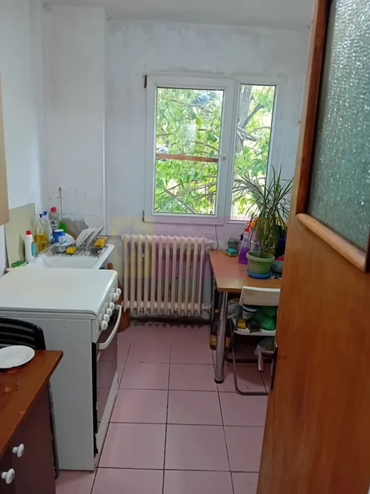 Apartament 3 camere 67mp Alexandru Obregia (Piata&Complex COVASNA) - Vă propunem spre vanzare un apartament de 3 camere, situat într-o zonă deosebit de linistita si atractivă, la 5 minute de MALL Grand Arena.
Apartamentul este semidecomandat, 3 camere, etaj 3 din 4, nu are imbunatatiri – necesita renovare. Blocul este din anul 1967 cu scara inchisa si curata aproape de Grand Arena pentru shopping și distracție, Piata Straduintei si Piata Covasna, Kaufland, Carrefour, Lidl, Hornbach, Metro Auchan și Jumbo pentru cumpărături rapide și convenabile.
Avantajele zonei:
Acces la transportul public asigurând legături rapide cu toate zonele importante din București.
Infrastructură educațională și medicală excelentă: scoli, grădinițe, și clinici medicale în apropiere, oferindu-vă liniștea necesară pentru familia dumneavoastră
În vecinătate se află biserica, supermarketuri, restaurante, cafenele și centre de fitness, oferindu-vă toate facilitățile la îndemână.
Cartier sigur și bine întreținut, ideal pentru familii, cu acces rapid la centrele de interes urban, dar și liniște și siguranță.
Acest apartament este o oportunitate excelentă pentru cei care doresc un stil de viață activ, dar și liniștit, în mijlocul unui cartier verde și bine conectat.
Proprietatea este disponibila imediat.
Comision agentie 3% + tva din pretul de vanzare.
Pentru mai multe detalii sau pentru a programa o vizionare, nu ezitați să ne contactați – Cristi/ Apulum 94/ Tel. Mobil: (004) 0733683462 !