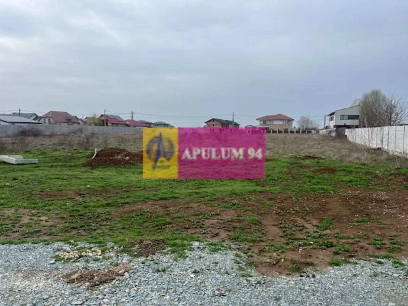 Teren Domnesti- Drumul Targului. - Compania imobiliara Apulum 94 va propune un teren situat in Domnesti- Ilfov, pe Drumul Targului. 
Terenul are o suprafata de 4458 mp si are 2 deschideri, una de 45,7 ml la drum asfaltat si cealalta de 42,9 ml la un drum pietruit.
Zona este foarte linistita, mai retrasa de un drum principal si este o zona in dezvoltare cu multe constructii noi. 
In fata terenului sunt toate utilitatile- gaze, curent, apa, canalizare.
Suprafata terenului se mai poate mari, lipit de acest teren fiind un alt teren de vanzare in suprafata de 1220 mp cu o deschidere de 12,78 ml.
Pentru vizionare si mai multe detalii nu ezitati sa ma contactati pe nr 0733683446- Laura Ionescu.