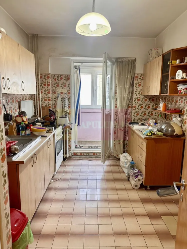 Apartament 3 camere -Soseua Iancului - Compania imobiliara Apulum94 va propune un apartament de 3 camere confort 1 ,decomandat, etajul 10/11 situaut pe Soseua Iancului , intrare stradala, bloc 1977,anvelopat ,scara intretinuta si monitorizata video .Apartamentul este rapid eliberabil, are o suprafata utila de 765mp si un balcon generos de 12 mp rezultand o suprafata totala de 77 mp.
 Pentru mai multe detalii sau o eventuala vizionare a apartamentului va rog sunati la numarul de telefon 0733683454- Dorin Dinu / Apulum94.