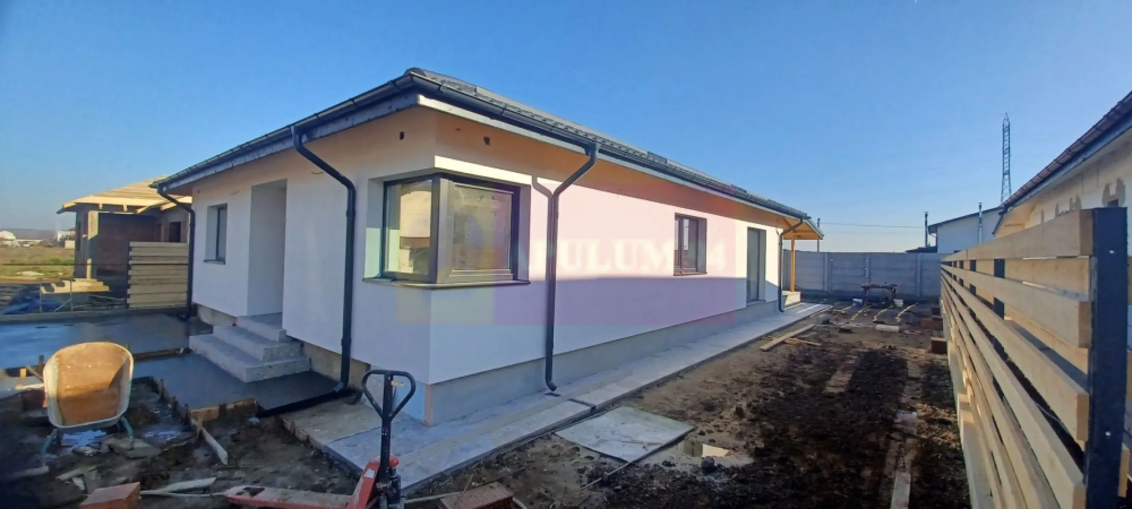 Săbăreni, casă parter 4 camere, CT, terasă, pivniță, teren 478 mp - Locuința se construiește în Săbăreni, la aproximativ 11 km de Centura de Vest, în apropierea autostrăzii A0, într-o zonă rezidențială învecinată la nord cu Pădurea Cereanca si la Est cu Pădurea Râioasa. Casa are fundații continuee, structura de rezistență din beton armat, placă radier si placă peste parter, zidărie din cărămidă, acoperiș în 4 ape, cu pod înalt (2,10 m, la coamă). Casa se tencuiește atât la interior cât si la exterior se izolează termic cu polistiren de 15 cm, cu EPS 80 si cu celuloză în pod. Tâmplărie exterioară Salamander cu geamuri tripan. Tencuială decorativă siliconată Kober. Pereții interiori se gletuiesc, finisează si zugrăvesc alb. Locuința va beneficia de încălzire în pardoseală si centrală termică pe gaze în condensație. Casa se vinde finisată complet, iar unele materiale pot fi alese de cumpătător: parchet, gresie, faință, obiecte sanitare, uși interioare, într-un buget convenit cu vânzătorul. Imobilul are terasă acoperită de 19 mp, cameră tehnică de 7 mp si pivniță de 11 mp hidroizolată. Curtea se predă împrejmuită, cu trotuare în jurul casei, cu alee auto si pietonală, din beton armat. Termen de finalizare: august 2026. Se poate cumpăra cu credit bancar. Pret, la cheie: 152.000 EUR. Nu se plătește TVA sau comision.