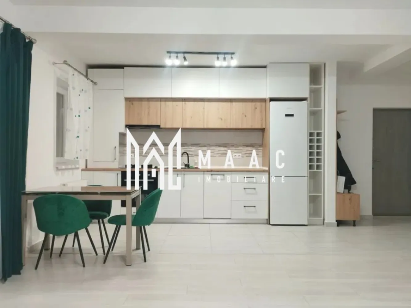Apartament 2 camere | Parter inalt | Modern | Selimbar - MAAC Imobiliare vă prezintă spre vânzare un apartament cu 2 camere, situat la parterul unui imobil din Șelimbăr. Caracteristici: Suprafață utilă: 60 mp Amplasare la parterul unui imobil cu regim de înălțime P+3 etaje Compartimentare: living cu bucătărie open-space, dormitor, baie dotată cu cadă și geam pentru aerisire naturală, precum și debara pentru depozitare Confort termic asigurat prin centrală termică proprie și calorifere Loc de parcare inclus Imobil construit în anul 2020 Apartamentul se vinde complet mobilat, exact așa cum este prezentat în fotografii. Pentru mai multe informații sau pentru a programa o vizionare, nu ezitați să ne contactați, specificand ID: CP2863030 }}