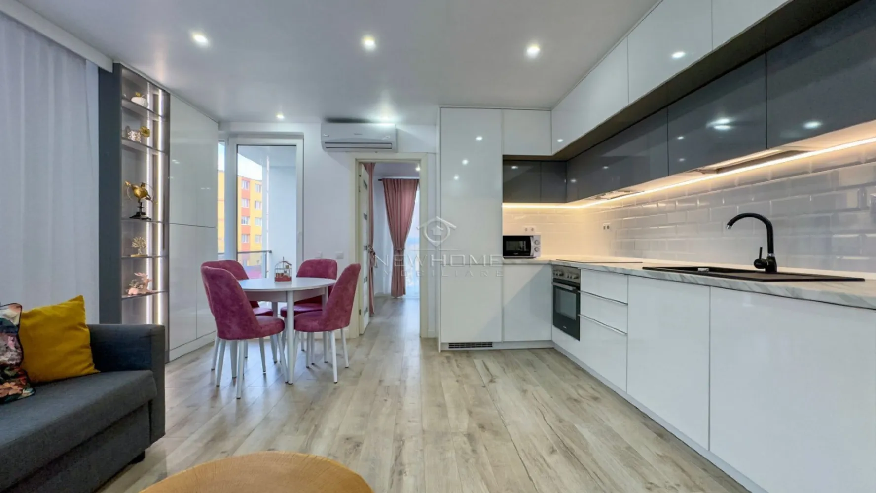 Apartament cu 3 camere de vânzare în zona Centrală - NewHOME Imobiliare ofera in EXCLUSIVITATE spre vanzare apartament modern cu 3 camere. Situat in zona CENTRALĂ. Apartamentul este amplasat la etajul 1 din 5 intr-un imobil nou finalizat in anul 2020, dispune de suprafata utilă 60 mp + 5 balcon. Compartimentat astfel: hol, living impreuna cu bucataria, 2 dormitoare, 1 baie, 1 balcon, obtional loc de PARCARE subteran la pretul de 15.000 euro. Pentru confortul Dvs. se vinde complet mobilat/utilat, cum se vede in poze, dotat cu centrala termica proprie, AER condiționat, electrocasnice de calitate. Avand in vedere poziția si avantajele zonei este una de mare interes, fiind in apropiere de centrul orasului, mijloacele de transport in comun, magazine alimentare, scoli/ gradinite, farmacii, banci etc. Pentru mai multe informatii si pentru a programa o vizionare, contactati-ne cu incredere!