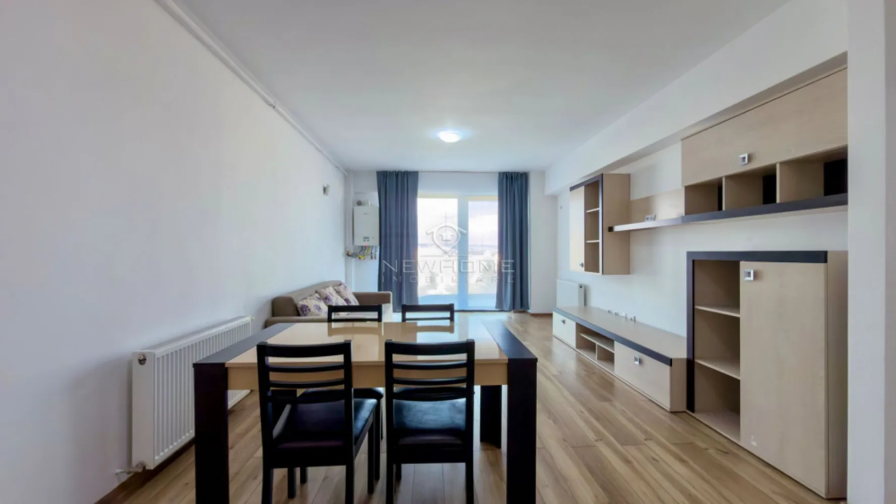 Apartament 2 camere PARCARE, zona Centru NTT Data - NewHOME Imobiliare ofera in EXCLUSIVITATE spre inchiriere un apartament modern cu 2 camere, situat in ansamblul residence PRIME, zona CENTRALA, NTT Data, Pieta Mihai Viteazu. Apartamentul este situat intr un imobil nou finalizat in anul 2020, amplasat la etajul 4 din 6, avand suprafata utilă 55 mp + balcon 8 mp. Compus din: hol, living open space impreuna cu bucataria, dormitor, baie, balcon, loc de PARCARE subteran la pretul de 50 euro pe luna. Pentru confortul Dvs. este dotat cu centrala termica proprie. Avand in vedere poziția si avantajele zonei este de mare interes, fiind aproape de mijloacele de transport in comun si alye puncte de interes din centrul orasului. Pentru mai multe informatii si pentru a programa o vizionare, contactati-ne cu incredere!