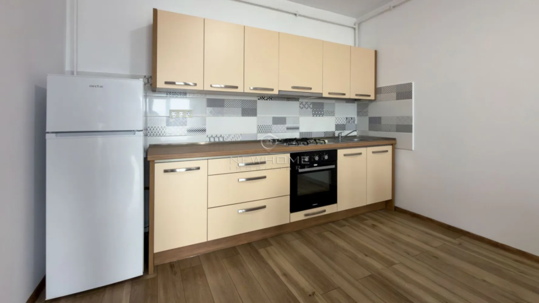 Apartament 2 camere PARCARE, zona Centru NTT Data - NewHOME Imobiliare ofera in EXCLUSIVITATE spre inchiriere un apartament modern cu 2 camere, situat in ansamblul residence PRIME, zona CENTRALA, NTT Data, Pieta Mihai Viteazu. Apartamentul este situat intr un imobil nou finalizat in anul 2020, amplasat la etajul 4 din 6, avand suprafata utilă 55 mp + balcon 8 mp. Compus din: hol, living open space impreuna cu bucataria, dormitor, baie, balcon, loc de PARCARE subteran la pretul de 50 euro pe luna. Pentru confortul Dvs. este dotat cu centrala termica proprie. Avand in vedere poziția si avantajele zonei este de mare interes, fiind aproape de mijloacele de transport in comun si alye puncte de interes din centrul orasului. Pentru mai multe informatii si pentru a programa o vizionare, contactati-ne cu incredere!