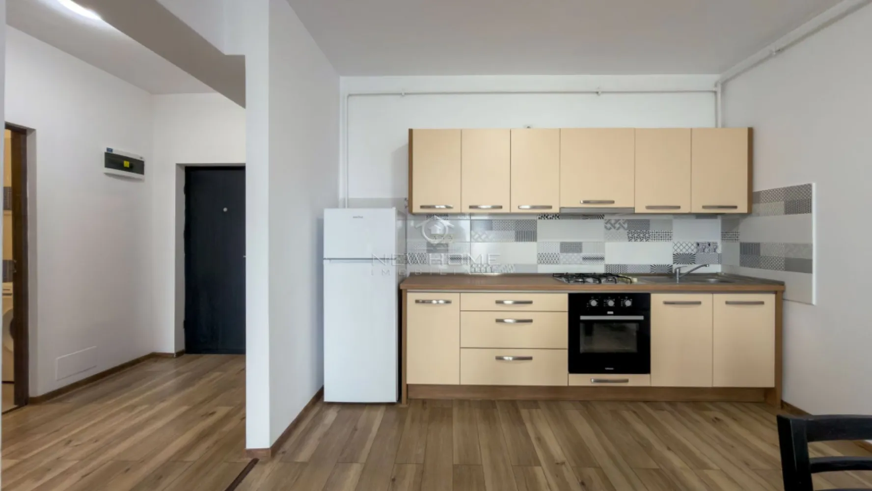 Apartament 2 camere PARCARE, zona Centru NTT Data - NewHOME Imobiliare ofera in EXCLUSIVITATE spre inchiriere un apartament modern cu 2 camere, situat in ansamblul residence PRIME, zona CENTRALA, NTT Data, Pieta Mihai Viteazu. Apartamentul este situat intr un imobil nou finalizat in anul 2020, amplasat la etajul 4 din 6, avand suprafata utilă 55 mp + balcon 8 mp. Compus din: hol, living open space impreuna cu bucataria, dormitor, baie, balcon, loc de PARCARE subteran la pretul de 50 euro pe luna. Pentru confortul Dvs. este dotat cu centrala termica proprie. Avand in vedere poziția si avantajele zonei este de mare interes, fiind aproape de mijloacele de transport in comun si alye puncte de interes din centrul orasului. Pentru mai multe informatii si pentru a programa o vizionare, contactati-ne cu incredere!