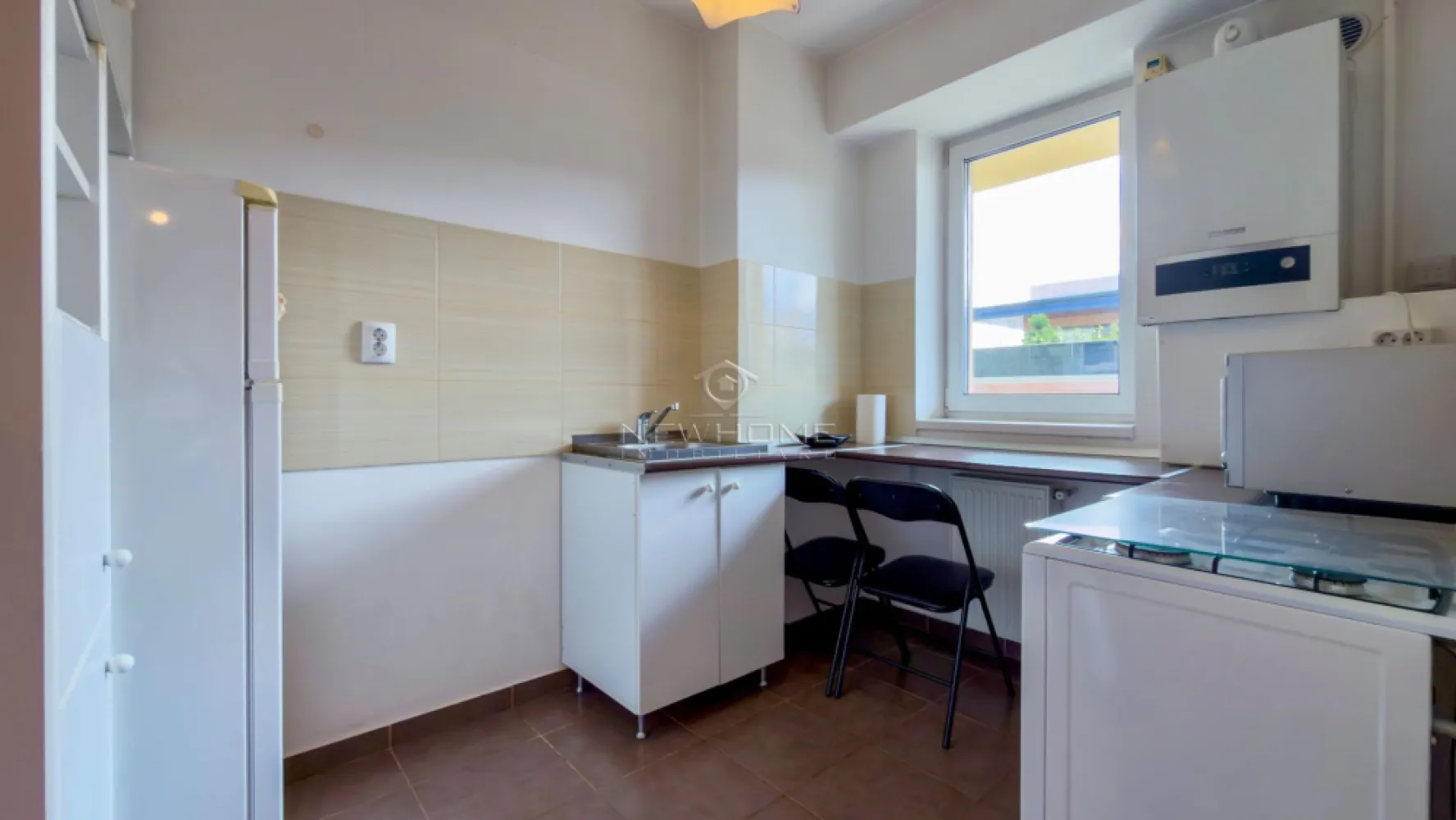 Apartament de vanzare 1 camera, zona Iulius Mall, FSEGA - NewHOME Imobiliare ofera in EXCLUSIVITATE spre vanzare apartament modern cu 1 camera, situat in cartierul Gheorgheni, zona Iulius Mall. Apartamentul este amplasat la etajul 6 din 8, intr un imobil construit in anul 2015. Apartamentul dispune de suprafata utila de 39 mp. + 7 mp. balcon. Se vinde complet utilat si mobilat, dotat cu centrala termica proprie. Avand in vedere poziția si avantajele zonei este de mare interes, datorita pozitionarii fiind in apropiere de centrul comercial Iulius Mall, Business centre, facultatea FSEGA, Porsche Engineering, Iulius Park, lacul Gheorgheni, baza Sportiva, etc. Pentru mai multe informatii si pentru a programa o vizionare, contactati-ne cu incredere!