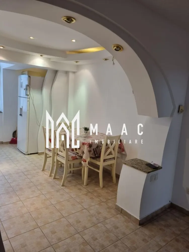 Apartament | 4 camere | Ultracentral | Etaj 3 - MAAC Imobiliare vă propune spre vânzare un apartament modern cu 4 camere, situat într-o zonă ultracentrală a municipiului Râmnicu Vâlcea, chiar lângă River Plaza Mall, una dintre cele mai căutate locații din oraș. Apartamentul este decomandat, se află la etajul 3 din 4 și are o suprafață totală de 98 mp, oferind un spațiu generos și excelent compartimentat, ideal atât pentru locuire, cât și pentru investiție. Imobilul beneficiază de: * 4 camere spațioase * 2 grupuri sanitare * centrală termică proprie * aer condiționat * parchet și uși din lemn masiv * mobilier realizat pe comandă * se vinde complet mobilat și utilat * boxă proprie, cu schiță cadastrală Apartamentul se remarcă prin finisaje de calitate superioară și prin confortul oferit, fiind pregătit pentru mutare imediată. Poziționarea ultracentrală asigură acces rapid către mall, instituții, școli, restaurante și mijloace de transport. Pentru detalii suplimentare sau programarea unei vizionări, MAAC Imobiliare vă stă la dispoziție. id: CP2864908 }}