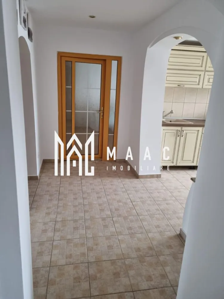 Apartament | 4 camere | Ultracentral | Etaj 3 - MAAC Imobiliare vă propune spre vânzare un apartament modern cu 4 camere, situat într-o zonă ultracentrală a municipiului Râmnicu Vâlcea, chiar lângă River Plaza Mall, una dintre cele mai căutate locații din oraș. Apartamentul este decomandat, se află la etajul 3 din 4 și are o suprafață totală de 98 mp, oferind un spațiu generos și excelent compartimentat, ideal atât pentru locuire, cât și pentru investiție. Imobilul beneficiază de: * 4 camere spațioase * 2 grupuri sanitare * centrală termică proprie * aer condiționat * parchet și uși din lemn masiv * mobilier realizat pe comandă * se vinde complet mobilat și utilat * boxă proprie, cu schiță cadastrală Apartamentul se remarcă prin finisaje de calitate superioară și prin confortul oferit, fiind pregătit pentru mutare imediată. Poziționarea ultracentrală asigură acces rapid către mall, instituții, școli, restaurante și mijloace de transport. Pentru detalii suplimentare sau programarea unei vizionări, MAAC Imobiliare vă stă la dispoziție. id: CP2864908 }}
