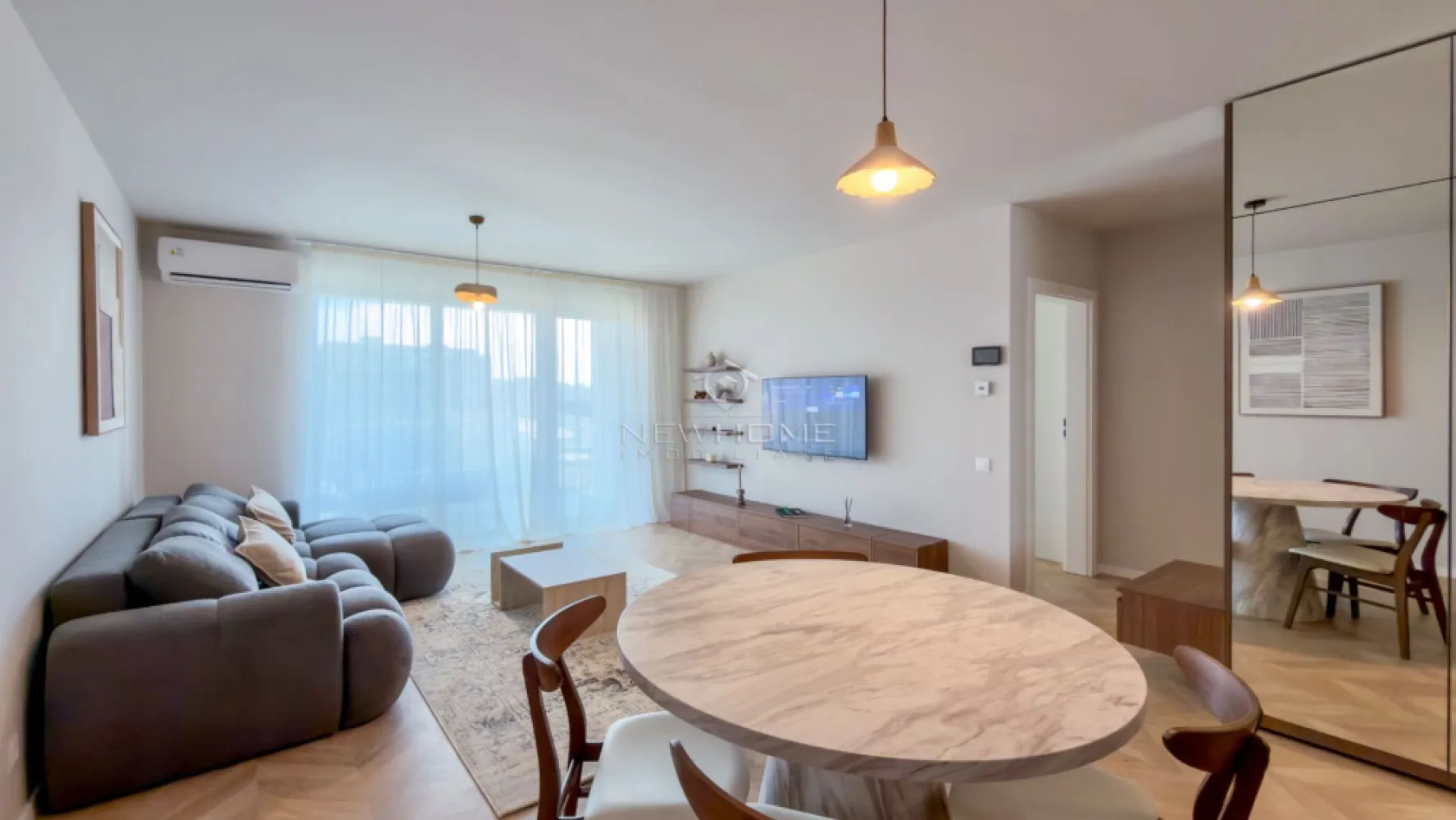 Apartament 2 camere PET FRIENDLY zona The Office - NewHOME Imobiliare ofera in EXCLUSIVITATE spre inchiriere apartament ultrafinisat cu 2 camere, PET FRIENDLY, amplasat la etajul 6 din 7 in Complexul Rezidential The Nest. Compartimentat astfel: hol intrare cu spatiu de depozitare, living open space impreuna cu bucataria, dormitor, baie, terasa. Pentru confortul Dvs. este dotat cu incalzire prin pardoseala, aer conditionat, masina de spalat rufe, masina de spalat vase, plita si cuptor electric, smart TV, frigider etc. Apartamentul dispunde de suprafata utila de 55 mp. + terasa de 10 mp. Loc de PARCARE subteran inclus in pret. Imobilul dispune de facilitati disponibile pentru toti locatarii: gradina, camera de joaca pentru copii, zona de co-working. Avand in vedere poziția si avantajele zonei este una de mare interes, fiind in apropiere de centrul orasului, mijloacele de transport in comun, magazine alimentare, scoli/ gradinite, farmacii, banci etc. Pentru mai multe informatii si pentru a programa o vizionare, contactati-ne cu incredere!