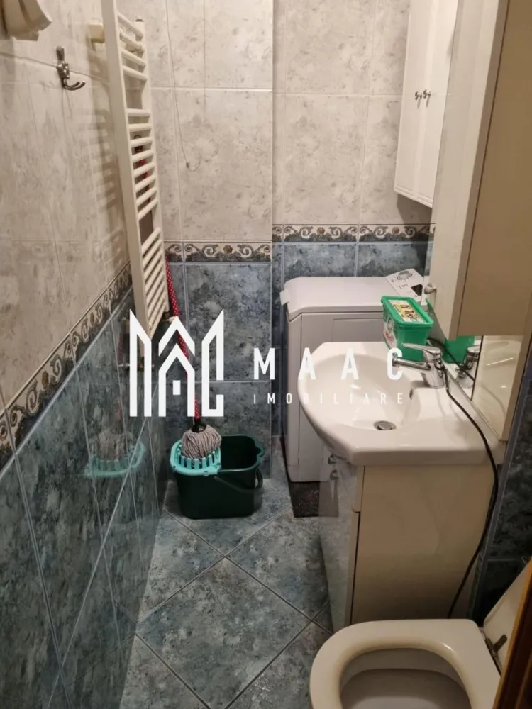 Apartament | 4 camere | Ultracentral | Etaj 3 - MAAC Imobiliare vă propune spre vânzare un apartament modern cu 4 camere, situat într-o zonă ultracentrală a municipiului Râmnicu Vâlcea, chiar lângă River Plaza Mall, una dintre cele mai căutate locații din oraș. Apartamentul este decomandat, se află la etajul 3 din 4 și are o suprafață totală de 98 mp, oferind un spațiu generos și excelent compartimentat, ideal atât pentru locuire, cât și pentru investiție. Imobilul beneficiază de: * 4 camere spațioase * 2 grupuri sanitare * centrală termică proprie * aer condiționat * parchet și uși din lemn masiv * mobilier realizat pe comandă * se vinde complet mobilat și utilat * boxă proprie, cu schiță cadastrală Apartamentul se remarcă prin finisaje de calitate superioară și prin confortul oferit, fiind pregătit pentru mutare imediată. Poziționarea ultracentrală asigură acces rapid către mall, instituții, școli, restaurante și mijloace de transport. Pentru detalii suplimentare sau programarea unei vizionări, MAAC Imobiliare vă stă la dispoziție. id: CP2864908 }}