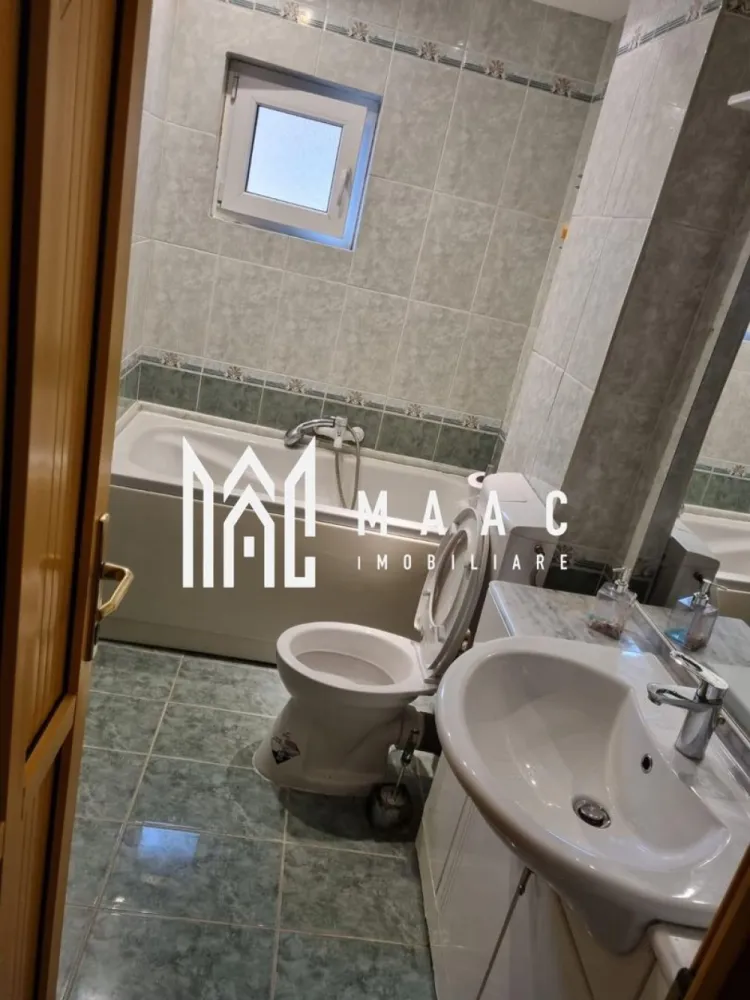 Apartament | 4 camere | Ultracentral | Etaj 3 - MAAC Imobiliare vă propune spre vânzare un apartament modern cu 4 camere, situat într-o zonă ultracentrală a municipiului Râmnicu Vâlcea, chiar lângă River Plaza Mall, una dintre cele mai căutate locații din oraș. Apartamentul este decomandat, se află la etajul 3 din 4 și are o suprafață totală de 98 mp, oferind un spațiu generos și excelent compartimentat, ideal atât pentru locuire, cât și pentru investiție. Imobilul beneficiază de: * 4 camere spațioase * 2 grupuri sanitare * centrală termică proprie * aer condiționat * parchet și uși din lemn masiv * mobilier realizat pe comandă * se vinde complet mobilat și utilat * boxă proprie, cu schiță cadastrală Apartamentul se remarcă prin finisaje de calitate superioară și prin confortul oferit, fiind pregătit pentru mutare imediată. Poziționarea ultracentrală asigură acces rapid către mall, instituții, școli, restaurante și mijloace de transport. Pentru detalii suplimentare sau programarea unei vizionări, MAAC Imobiliare vă stă la dispoziție. id: CP2864908 }}
