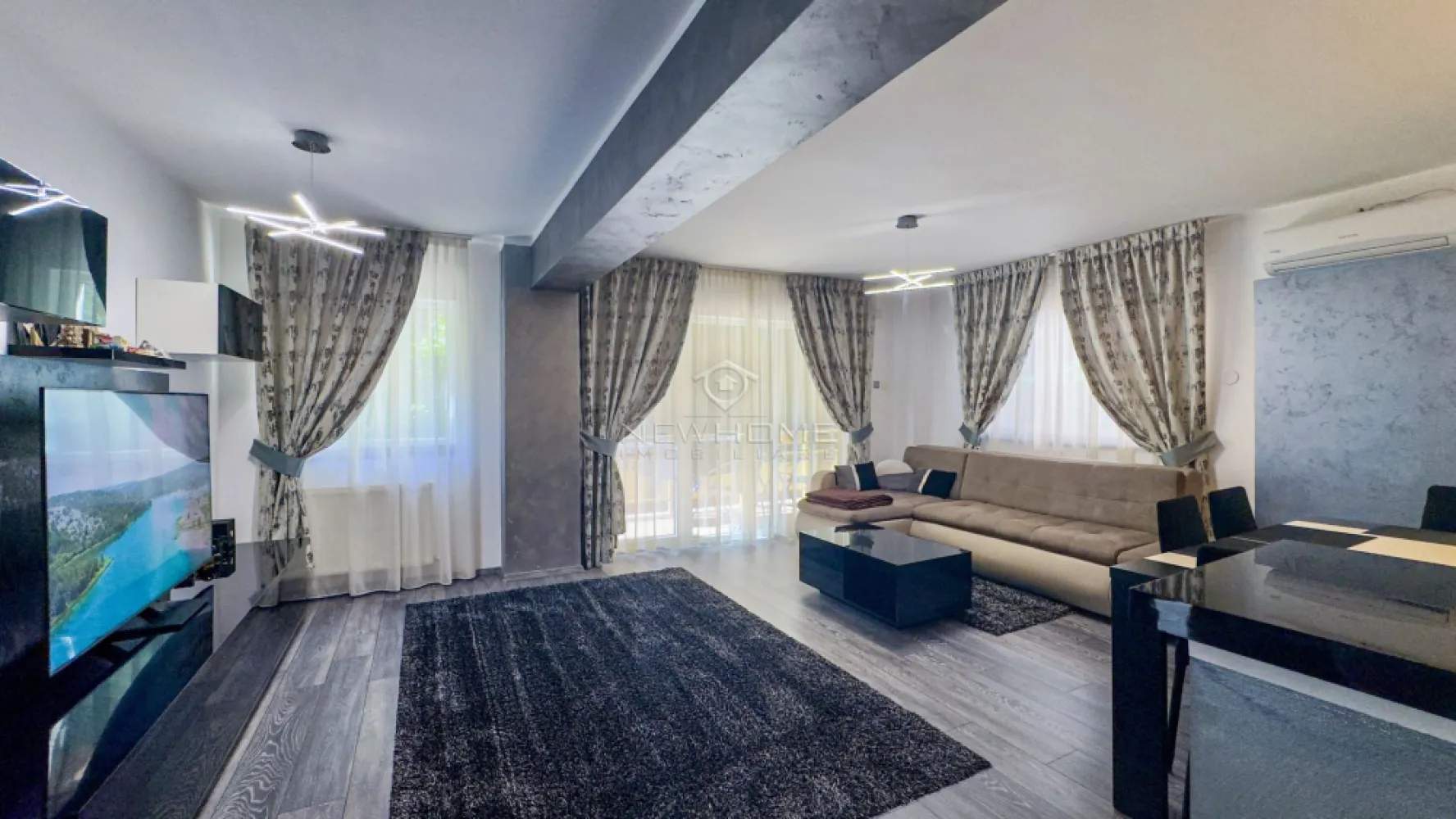 Apartament 3 camere 90 mp, 20 mp terasa, 90 mp gradina - NewHOME Imobiliare ofera in EXCLUSIVITATE spre vanzare, apartament modern cu 3 camere, situat in cartierul Buna Ziua intr-o zona linistita. Apartamentul este amplasat la parterul inalt al unui imobil construit in anul 2015. Compus din: hol, living openspace impreuna cu bucatariea, 2 dormitoare, 2 bai, 2 balcoane, se poate achiziționa și loc de PARCARE subteran, boxa pentru depozitare la prețul de 15.000 euro. Dispune de suprafata utila de 90 mp, 20 mp terase, 90 mp de gradina. Pentru confortul Dvs. se vinde complet mobilat/utilat, dotat cu centrala termica proprie, AER conditionat, electrocasnice de calitate. Avand in vedere poziția si avantajele zonei este una de mare interes, fiind in apropire de transport in comun, magazine alimentare, farmacii, banci etc. Pentru mai multe informatii si pentru a programa o vizionare, contactati-ne cu incredere!