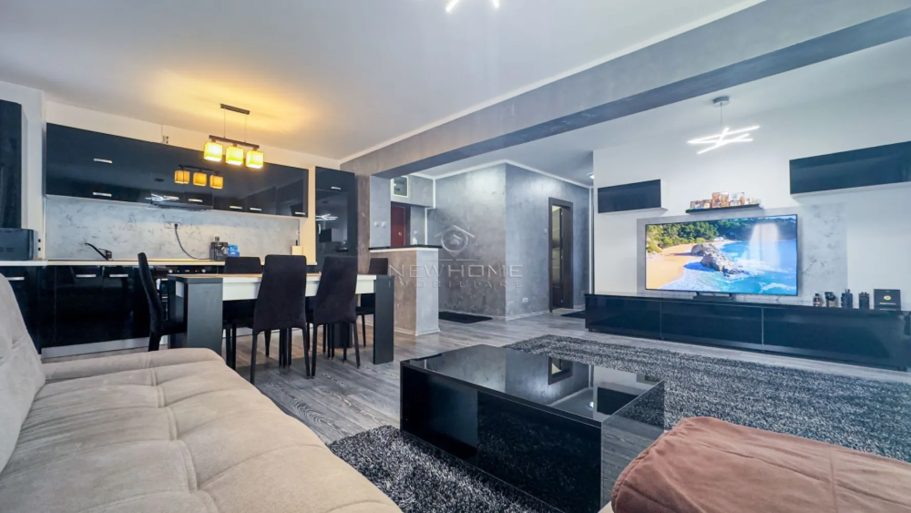 Apartament 3 camere 90 mp, 20 mp terasa, 90 mp gradina - NewHOME Imobiliare ofera in EXCLUSIVITATE spre vanzare, apartament modern cu 3 camere, situat in cartierul Buna Ziua intr-o zona linistita. Apartamentul este amplasat la parterul inalt al unui imobil construit in anul 2015. Compus din: hol, living openspace impreuna cu bucatariea, 2 dormitoare, 2 bai, 2 balcoane, se poate achiziționa și loc de PARCARE subteran, boxa pentru depozitare la prețul de 15.000 euro. Dispune de suprafata utila de 90 mp, 20 mp terase, 90 mp de gradina. Pentru confortul Dvs. se vinde complet mobilat/utilat, dotat cu centrala termica proprie, AER conditionat, electrocasnice de calitate. Avand in vedere poziția si avantajele zonei este una de mare interes, fiind in apropire de transport in comun, magazine alimentare, farmacii, banci etc. Pentru mai multe informatii si pentru a programa o vizionare, contactati-ne cu incredere!