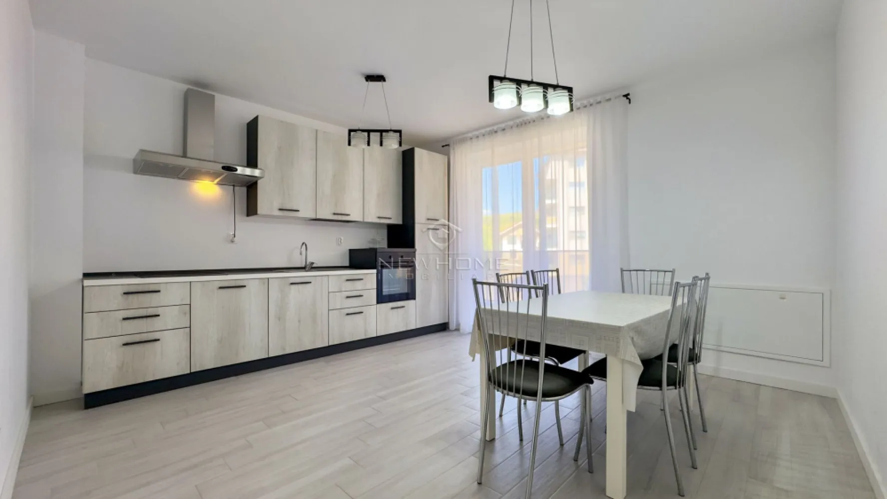 Apartament 2 camere decomandat, Parcare, Chinteni - NewHOME Imobiliare ofera in EXCLUSIVITATE spre inchiriere apartament modern cu 2 camere decomandat, situat in Chinteni pe str Siretului, la 10 km de Cluj Napoca. Apartamentul este amplasat la etajul 2 din 5, intr un imobil nou dotat cu lift, izolat termic, finalizat in anul 2020. Dispune de suprafata utila de 60 mp + balcon. Compartimentat astfel: hol, bucataria, 2 dormitoare, dressing, baie, balcon, loc de PARCARE subteran inclus in pret. Pentru confortul Dvs. se inchiriaza complet mobilat/utilat, cum se vede in poze, dotat cu incalzire in pardoseala, hota, plita, cuptor electric, frigider, masina de spalat rufe, TV, etc. Pentru mai multe informatii si pentru a programa o vizionare, contactati-ne cu incredere!