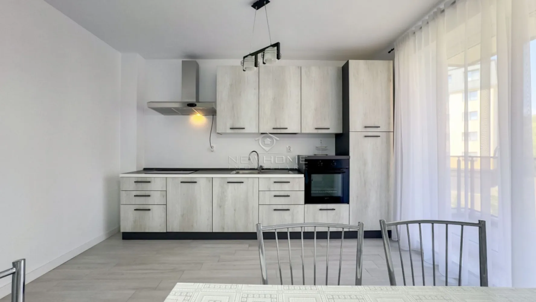 Apartament 2 camere decomandat, Parcare, Chinteni - NewHOME Imobiliare ofera in EXCLUSIVITATE spre inchiriere apartament modern cu 2 camere decomandat, situat in Chinteni pe str Siretului, la 10 km de Cluj Napoca. Apartamentul este amplasat la etajul 2 din 5, intr un imobil nou dotat cu lift, izolat termic, finalizat in anul 2020. Dispune de suprafata utila de 60 mp + balcon. Compartimentat astfel: hol, bucataria, 2 dormitoare, dressing, baie, balcon, loc de PARCARE subteran inclus in pret. Pentru confortul Dvs. se inchiriaza complet mobilat/utilat, cum se vede in poze, dotat cu incalzire in pardoseala, hota, plita, cuptor electric, frigider, masina de spalat rufe, TV, etc. Pentru mai multe informatii si pentru a programa o vizionare, contactati-ne cu incredere!