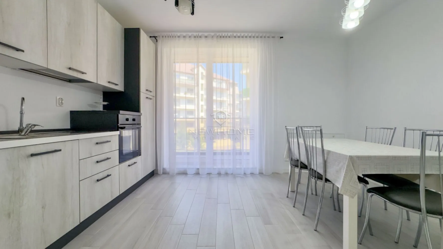 Apartament 2 camere decomandat, Parcare, Chinteni - NewHOME Imobiliare ofera in EXCLUSIVITATE spre inchiriere apartament modern cu 2 camere decomandat, situat in Chinteni pe str Siretului, la 10 km de Cluj Napoca. Apartamentul este amplasat la etajul 2 din 5, intr un imobil nou dotat cu lift, izolat termic, finalizat in anul 2020. Dispune de suprafata utila de 60 mp + balcon. Compartimentat astfel: hol, bucataria, 2 dormitoare, dressing, baie, balcon, loc de PARCARE subteran inclus in pret. Pentru confortul Dvs. se inchiriaza complet mobilat/utilat, cum se vede in poze, dotat cu incalzire in pardoseala, hota, plita, cuptor electric, frigider, masina de spalat rufe, TV, etc. Pentru mai multe informatii si pentru a programa o vizionare, contactati-ne cu incredere!