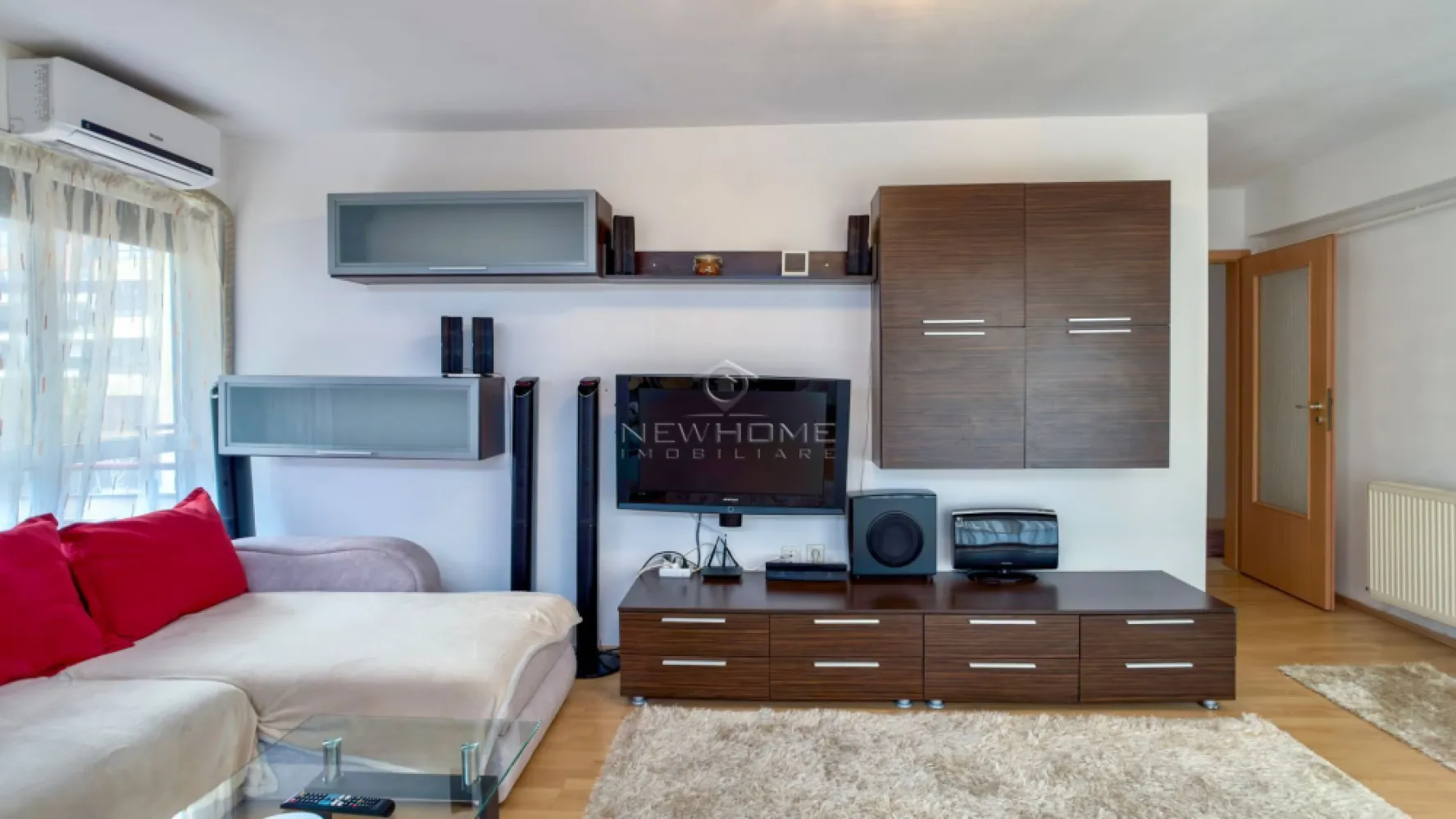 Apartamentul 2 camere, Parcare, zona Iulius Mall - NewHOME imobiliare ofera in EXCLUSIVITATE spre vanzare apartament modern cu 2 camere semidecomandat, zona Iulius Mall. Apartamentul dispune de suprafata utila de 62 mp + balcon 8 mp. Amplasat la etajul 1 din 8 al unui imobil construit in anul 2008. Compartimentat astfel: hol, living, bucatarie, dormitor, baie, balcon. Posibilitate de a achiziționa și locul de PARCARE subteran la prețul de 15.000 euro. Pentru confortul Dvs. se vinde complet mobilat și utilat. Dotat cu centrala termica proprie noua, AER conditionat, electrocasnice de calitate, masina de spalat haine, plita, hota, cuptor electric, frigider, TV. etc. Avand in vedere poziția si avantajele, zona este una de mare interes, fiind in apropiere de centrul comercial Iulius Mall, Porsche Engineering, facultatea FSEGA, Business centre, Iulius Park, etc. Pentru mai multe informatii si pentru a programa o vizionare, contactati-ne cu incredere!