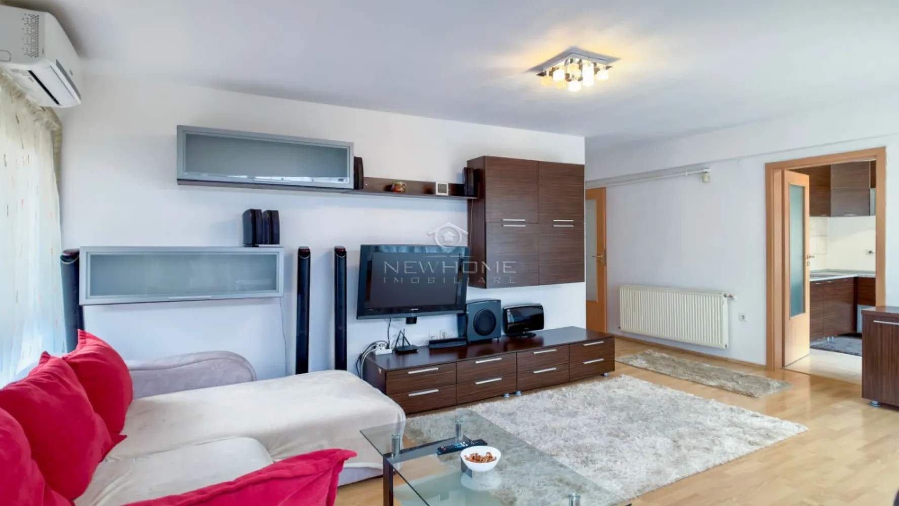 Apartamentul 2 camere, Parcare, zona Iulius Mall - NewHOME imobiliare ofera in EXCLUSIVITATE spre vanzare apartament modern cu 2 camere semidecomandat, zona Iulius Mall. Apartamentul dispune de suprafata utila de 62 mp + balcon 8 mp. Amplasat la etajul 1 din 8 al unui imobil construit in anul 2008. Compartimentat astfel: hol, living, bucatarie, dormitor, baie, balcon. Posibilitate de a achiziționa și locul de PARCARE subteran la prețul de 15.000 euro. Pentru confortul Dvs. se vinde complet mobilat și utilat. Dotat cu centrala termica proprie noua, AER conditionat, electrocasnice de calitate, masina de spalat haine, plita, hota, cuptor electric, frigider, TV. etc. Avand in vedere poziția si avantajele, zona este una de mare interes, fiind in apropiere de centrul comercial Iulius Mall, Porsche Engineering, facultatea FSEGA, Business centre, Iulius Park, etc. Pentru mai multe informatii si pentru a programa o vizionare, contactati-ne cu incredere!