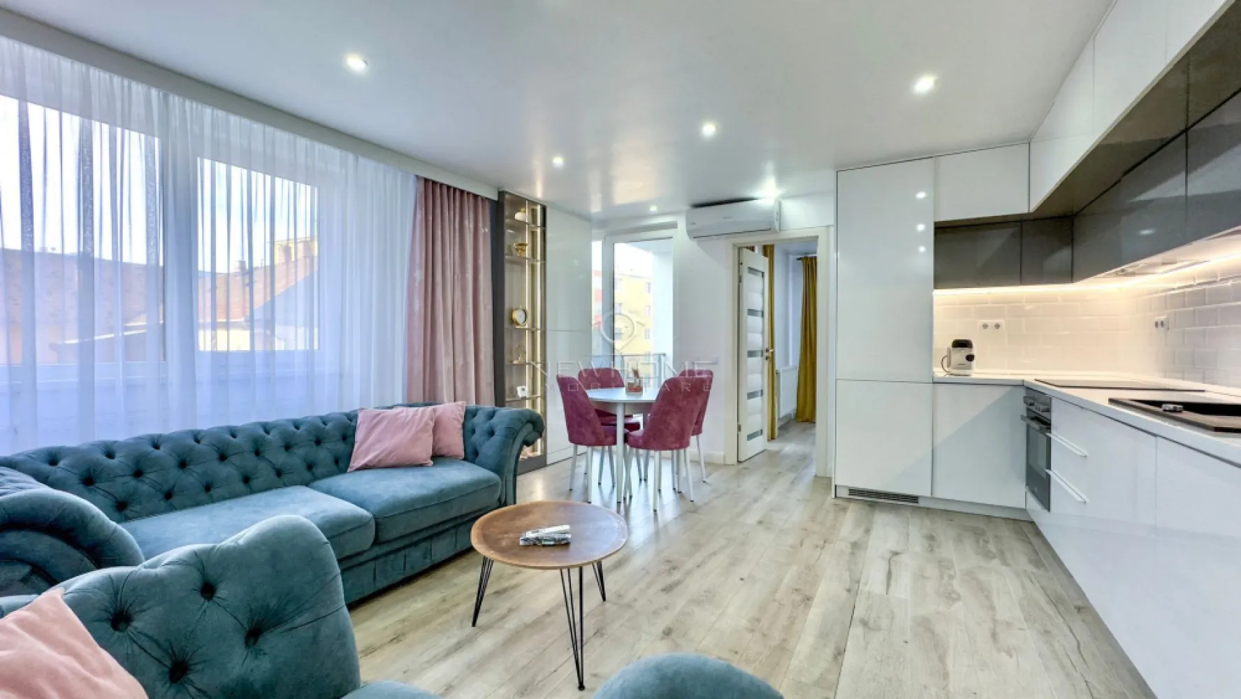 Apartament cu 3 camere de vânzare în zona Centrală - NewHOME Imobiliare ofera in EXCLUSIVITATE spre vanzare apartament modern cu 3 camere. Situat in zona CENTRALĂ. Apartamentul este amplasat la etajul 2 din 5 intr-un imobil nou finalizat in anul 2020, dispune de suprafata utilă 60 mp + 5 balcon. Compartimentat astfel: hol, living impreuna cu bucataria, 2 dormitoare, 1 baie, 1 balcon, obtional loc de PARCARE subteran la pretul de 15.000 euro. Pentru confortul Dvs. se vinde complet mobilat/utilat, cum se vede in poze, dotat cu centrala termica proprie, AER condiționat, electrocasnice de calitate. Avand in vedere poziția si avantajele zonei este una de interes maxim, fiind in apropiere de centrul orasului, mijloacele de transport in comun, magazine alimentare, scoli/ gradinite, farmacii, banci etc. Pentru mai multe informatii si pentru a programa o vizionare, contactati-ne cu incredere!