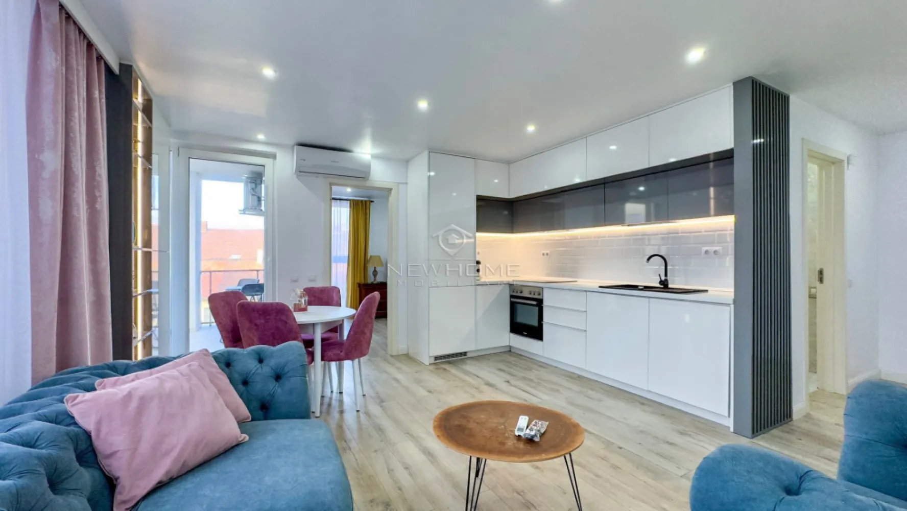 Apartament cu 3 camere de vânzare în zona Centrală - NewHOME Imobiliare ofera in EXCLUSIVITATE spre vanzare apartament modern cu 3 camere. Situat in zona CENTRALĂ. Apartamentul este amplasat la etajul 2 din 5 intr-un imobil nou finalizat in anul 2020, dispune de suprafata utilă 60 mp + 5 balcon. Compartimentat astfel: hol, living impreuna cu bucataria, 2 dormitoare, 1 baie, 1 balcon, obtional loc de PARCARE subteran la pretul de 15.000 euro. Pentru confortul Dvs. se vinde complet mobilat/utilat, cum se vede in poze, dotat cu centrala termica proprie, AER condiționat, electrocasnice de calitate. Avand in vedere poziția si avantajele zonei este una de interes maxim, fiind in apropiere de centrul orasului, mijloacele de transport in comun, magazine alimentare, scoli/ gradinite, farmacii, banci etc. Pentru mai multe informatii si pentru a programa o vizionare, contactati-ne cu incredere!