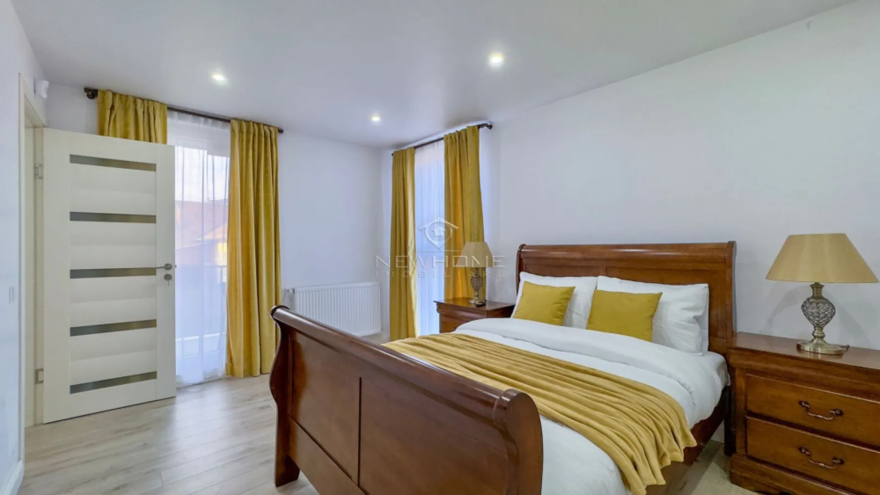 Apartament cu 3 camere de vânzare în zona Centrală - NewHOME Imobiliare ofera in EXCLUSIVITATE spre vanzare apartament modern cu 3 camere. Situat in zona CENTRALĂ. Apartamentul este amplasat la etajul 2 din 5 intr-un imobil nou finalizat in anul 2020, dispune de suprafata utilă 60 mp + 5 balcon. Compartimentat astfel: hol, living impreuna cu bucataria, 2 dormitoare, 1 baie, 1 balcon, obtional loc de PARCARE subteran la pretul de 15.000 euro. Pentru confortul Dvs. se vinde complet mobilat/utilat, cum se vede in poze, dotat cu centrala termica proprie, AER condiționat, electrocasnice de calitate. Avand in vedere poziția si avantajele zonei este una de interes maxim, fiind in apropiere de centrul orasului, mijloacele de transport in comun, magazine alimentare, scoli/ gradinite, farmacii, banci etc. Pentru mai multe informatii si pentru a programa o vizionare, contactati-ne cu incredere!