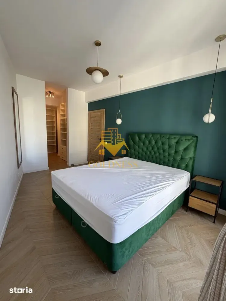 2 camere, Parcare subterana, Central, NTT, Bosch, Pta Mihai Viteazu - GOLDNESS Imobiliare vă propune spre închiriere un apartament cu 2 camere open-space complet mobilat și utilat, la etajul 3 într-un imobil de 6 etaje, în Zona Centrala, in apropiere de Piata Mihai Viteazul, BOSCH, NTT.
Dispune de loc de parcare subteran!
Se află în apropierea stațiilor de transport în comun, magazine, restaurante, spații verzi, farmacii, etc. 

Apartamentul este compartimentat astfel:
 - dormitor cu pat matrimonial, dressing, noptiere
 - living cu bucatarie open space complet utilată și mobilată, canapea extensibilă, loc de servit masa, spatii de depozitare, TV
 - baie cu cada, calorifer port prosop și dulap pentru depozitare.
 - balcon de 5mp.

Imobilul este dotat cu toate cele necesare- centrală proprie, frigider, aragaz, hotă, mașină de spălat haine, aer conditionat, masina de spalat vase, etc. 
Dacă sunteți interesați de acest apartament și doriți să îl vizionați, dar și pentru alte oferte nu ezitați să ne contactați telefonic sau prin e-mail. Vă stăm la dispoziție.

Pentru intermediere se percepe un comision de 50% din prețul chiriei!