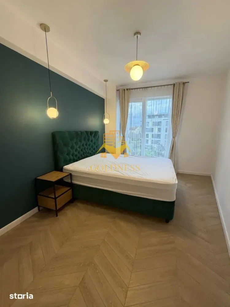2 camere, Parcare subterana, Central, NTT, Bosch, Pta Mihai Viteazu - GOLDNESS Imobiliare vă propune spre închiriere un apartament cu 2 camere open-space complet mobilat și utilat, la etajul 3 într-un imobil de 6 etaje, în Zona Centrala, in apropiere de Piata Mihai Viteazul, BOSCH, NTT.
Dispune de loc de parcare subteran!
Se află în apropierea stațiilor de transport în comun, magazine, restaurante, spații verzi, farmacii, etc. 

Apartamentul este compartimentat astfel:
 - dormitor cu pat matrimonial, dressing, noptiere
 - living cu bucatarie open space complet utilată și mobilată, canapea extensibilă, loc de servit masa, spatii de depozitare, TV
 - baie cu cada, calorifer port prosop și dulap pentru depozitare.
 - balcon de 5mp.

Imobilul este dotat cu toate cele necesare- centrală proprie, frigider, aragaz, hotă, mașină de spălat haine, aer conditionat, masina de spalat vase, etc. 
Dacă sunteți interesați de acest apartament și doriți să îl vizionați, dar și pentru alte oferte nu ezitați să ne contactați telefonic sau prin e-mail. Vă stăm la dispoziție.

Pentru intermediere se percepe un comision de 50% din prețul chiriei!