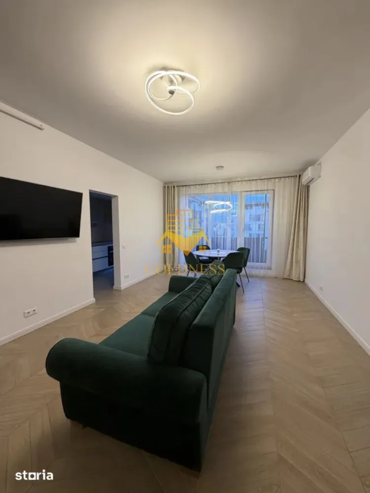 2 camere, Parcare subterana, Central, NTT, Bosch, Pta Mihai Viteazu - GOLDNESS Imobiliare vă propune spre închiriere un apartament cu 2 camere open-space complet mobilat și utilat, la etajul 3 într-un imobil de 6 etaje, în Zona Centrala, in apropiere de Piata Mihai Viteazul, BOSCH, NTT.
Dispune de loc de parcare subteran!
Se află în apropierea stațiilor de transport în comun, magazine, restaurante, spații verzi, farmacii, etc. 

Apartamentul este compartimentat astfel:
 - dormitor cu pat matrimonial, dressing, noptiere
 - living cu bucatarie open space complet utilată și mobilată, canapea extensibilă, loc de servit masa, spatii de depozitare, TV
 - baie cu cada, calorifer port prosop și dulap pentru depozitare.
 - balcon de 5mp.

Imobilul este dotat cu toate cele necesare- centrală proprie, frigider, aragaz, hotă, mașină de spălat haine, aer conditionat, masina de spalat vase, etc. 
Dacă sunteți interesați de acest apartament și doriți să îl vizionați, dar și pentru alte oferte nu ezitați să ne contactați telefonic sau prin e-mail. Vă stăm la dispoziție.

Pentru intermediere se percepe un comision de 50% din prețul chiriei!