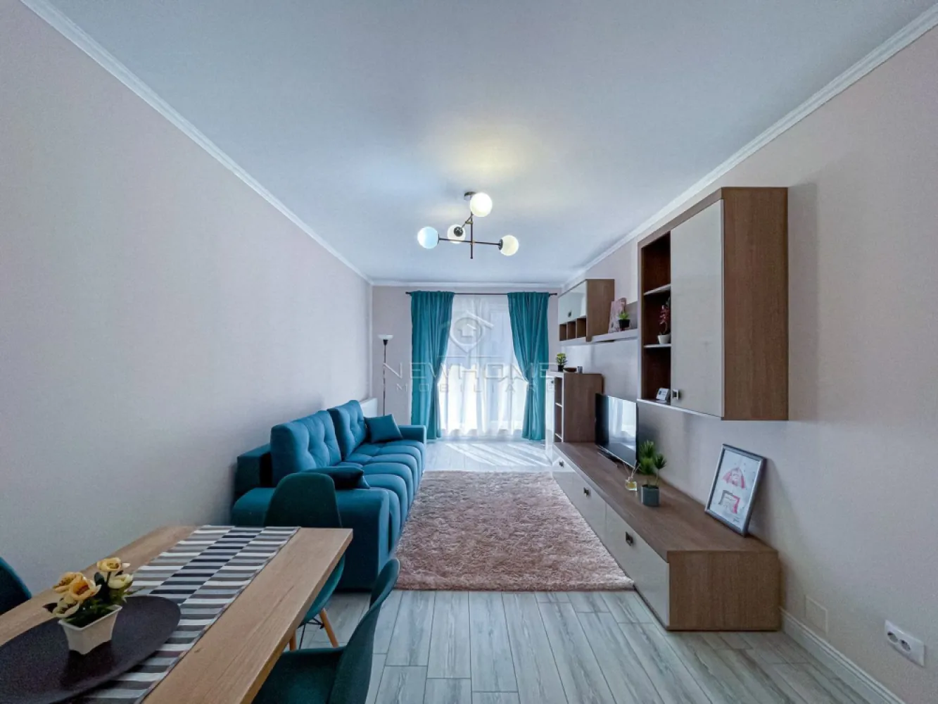 Apartament 2 camere, Str Abatorului Floresti - NewHOME Imobiliare ofera spre vanzare apartament modern cu 2 camere semidecomandat, amplasat la parterul inalt al unui imobil cu 3 etaje, constrult in anul 2019, dotat cu spraveghere video 24/24 H. Situat pe Str Abatorului, zonă cu trafic redus. Apartamentul dispune de suprafata utila de 60 mp utili + 2 balcoane, suprafata totala construita 84 mp. Compus din: hol, living, bucatarie, dormitor, baie, dressing, balcon. Pentru confortul Dvs. se vinde complet mobilat si utilat, dotat cu centrala termica proprie, electrocasnice de inalta calitate, hota, plita, cuptor electric, masina de rufe, frigider, smart TV, loc de PARCARE subteran la pretul de 7000 euro. Avand in vedere poziția si avantajele zonei este una de interes maxim, datorita pozitionarii fiind in aproapiere de mijloacele de transport in comun, magazine, farmacie, unitati de invatamant, parc, etc. Pentru mai multe informatii si pentru a programa o vizionare, contactati-ne cu incredere!