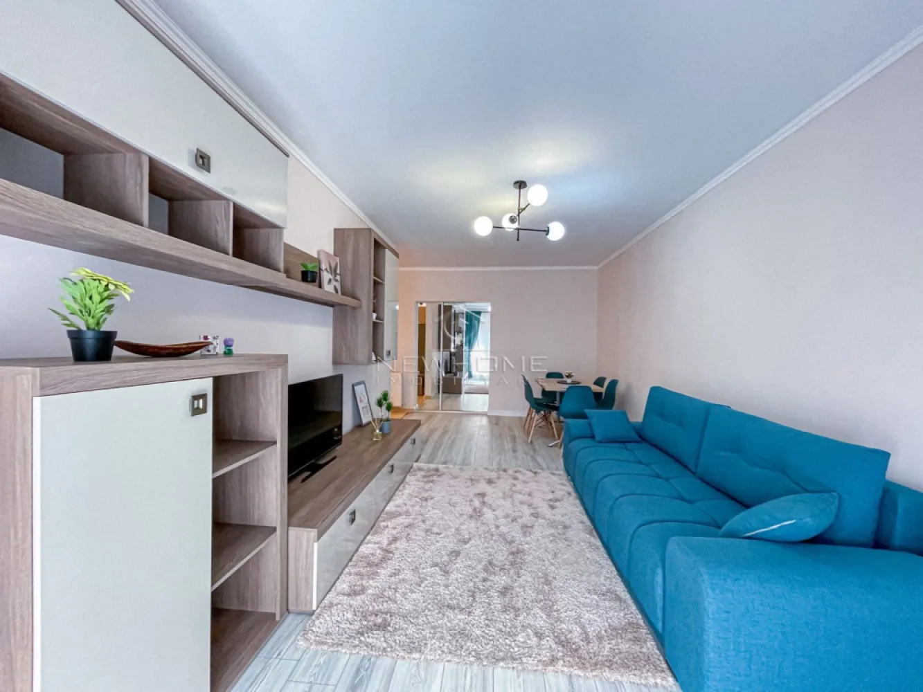 Apartament 2 camere, Str Abatorului Floresti - NewHOME Imobiliare ofera spre vanzare apartament modern cu 2 camere semidecomandat, amplasat la parterul inalt al unui imobil cu 3 etaje, constrult in anul 2019, dotat cu spraveghere video 24/24 H. Situat pe Str Abatorului, zonă cu trafic redus. Apartamentul dispune de suprafata utila de 60 mp utili + 2 balcoane, suprafata totala construita 84 mp. Compus din: hol, living, bucatarie, dormitor, baie, dressing, balcon. Pentru confortul Dvs. se vinde complet mobilat si utilat, dotat cu centrala termica proprie, electrocasnice de inalta calitate, hota, plita, cuptor electric, masina de rufe, frigider, smart TV, loc de PARCARE subteran la pretul de 7000 euro. Avand in vedere poziția si avantajele zonei este una de interes maxim, datorita pozitionarii fiind in aproapiere de mijloacele de transport in comun, magazine, farmacie, unitati de invatamant, parc, etc. Pentru mai multe informatii si pentru a programa o vizionare, contactati-ne cu incredere!