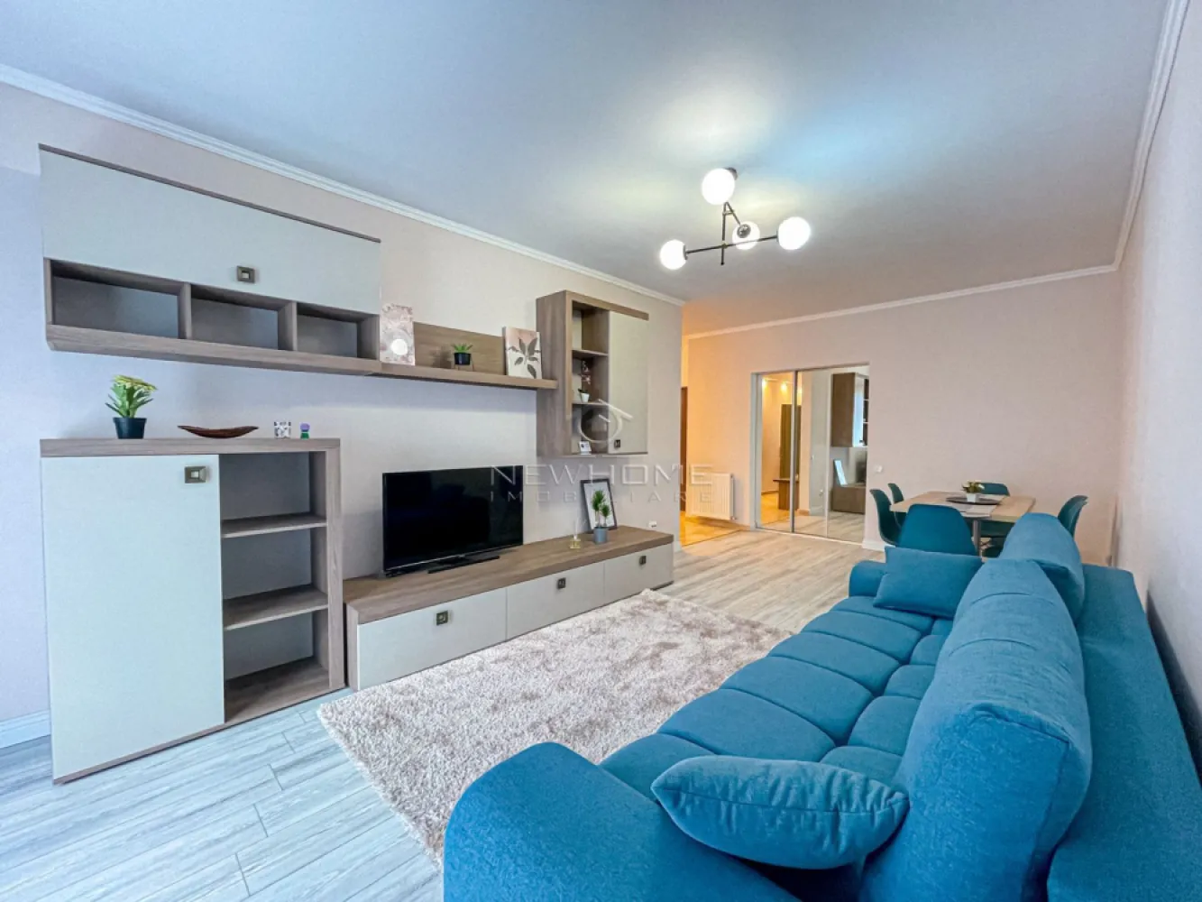Apartament 2 camere, Str Abatorului Floresti - NewHOME Imobiliare ofera spre vanzare apartament modern cu 2 camere semidecomandat, amplasat la parterul inalt al unui imobil cu 3 etaje, constrult in anul 2019, dotat cu spraveghere video 24/24 H. Situat pe Str Abatorului, zonă cu trafic redus. Apartamentul dispune de suprafata utila de 60 mp utili + 2 balcoane, suprafata totala construita 84 mp. Compus din: hol, living, bucatarie, dormitor, baie, dressing, balcon. Pentru confortul Dvs. se vinde complet mobilat si utilat, dotat cu centrala termica proprie, electrocasnice de inalta calitate, hota, plita, cuptor electric, masina de rufe, frigider, smart TV, loc de PARCARE subteran la pretul de 7000 euro. Avand in vedere poziția si avantajele zonei este una de interes maxim, datorita pozitionarii fiind in aproapiere de mijloacele de transport in comun, magazine, farmacie, unitati de invatamant, parc, etc. Pentru mai multe informatii si pentru a programa o vizionare, contactati-ne cu incredere!