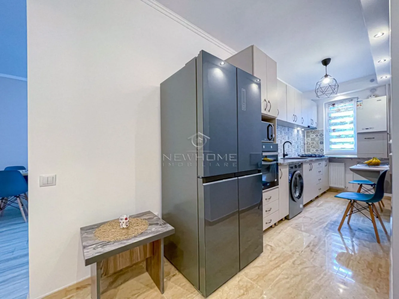 Apartament 2 camere, Str Abatorului Floresti - NewHOME Imobiliare ofera spre vanzare apartament modern cu 2 camere semidecomandat, amplasat la parterul inalt al unui imobil cu 3 etaje, constrult in anul 2019, dotat cu spraveghere video 24/24 H. Situat pe Str Abatorului, zonă cu trafic redus. Apartamentul dispune de suprafata utila de 60 mp utili + 2 balcoane, suprafata totala construita 84 mp. Compus din: hol, living, bucatarie, dormitor, baie, dressing, balcon. Pentru confortul Dvs. se vinde complet mobilat si utilat, dotat cu centrala termica proprie, electrocasnice de inalta calitate, hota, plita, cuptor electric, masina de rufe, frigider, smart TV, loc de PARCARE subteran la pretul de 7000 euro. Avand in vedere poziția si avantajele zonei este una de interes maxim, datorita pozitionarii fiind in aproapiere de mijloacele de transport in comun, magazine, farmacie, unitati de invatamant, parc, etc. Pentru mai multe informatii si pentru a programa o vizionare, contactati-ne cu incredere!