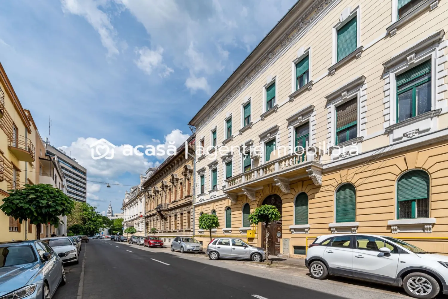 Apartament 98 mp pe bulevardul Decebal, fatada renovata Comision 0 - Comision 0%
O ocazie pentru cei care își doresc un apartament spațios într-una dintre cele mai bune zone ale orașului, ideal atât pentru locuință premium, cât și pentru investiție.
Situat ultracentral, pe Bulevardul Decebal, apartamentul se află la etajul 2 din 2 al unei clădiri cu fațada complet renovată și impresionează prin suprafața generoasă și luminozitatea naturală.

Detalii proprietate:
Suprafață utilă conform CF: 98 mp
2 camere mari si luminoase
Ferestre înalte
Hol de intrare generos
Compartimentare excelentă
Clădire cu fațada renovată

Apartamentul necesită renovare completă, însă tocmai acest aspect oferă posibilitatea amenajării personalizate într-un stil modern, elegant sau chiar boutique/classic, păstrând farmecul unei proprietăți ultracentrale autentice.

Datorită poziționării excelente și suprafeței generoase, proprietatea este ideală pentru:
locuință exclusivistă;
birou/notariat/cabinet;
regim hotelier premium;
investiție pe termen lung.

📞 Pentru detalii și programarea unei vizionări:
Blaga Flavius – 0754467525 Consultant imobiliar acreditat APAIR (Asociația Profesională a Agenților Imobiliari din România)

Nu dispui de toată suma? Te ajutăm noi gratuit! Îți obținem oferte de la 16 bănci.
Ai o proprietate de vânzare în Arad și vrei să știi cât valorează cu adevărat?

Birou: ACASĂ | Agenție imobiliară Arad
Adresă: Bulevardul Decebal 2, Arad 310133