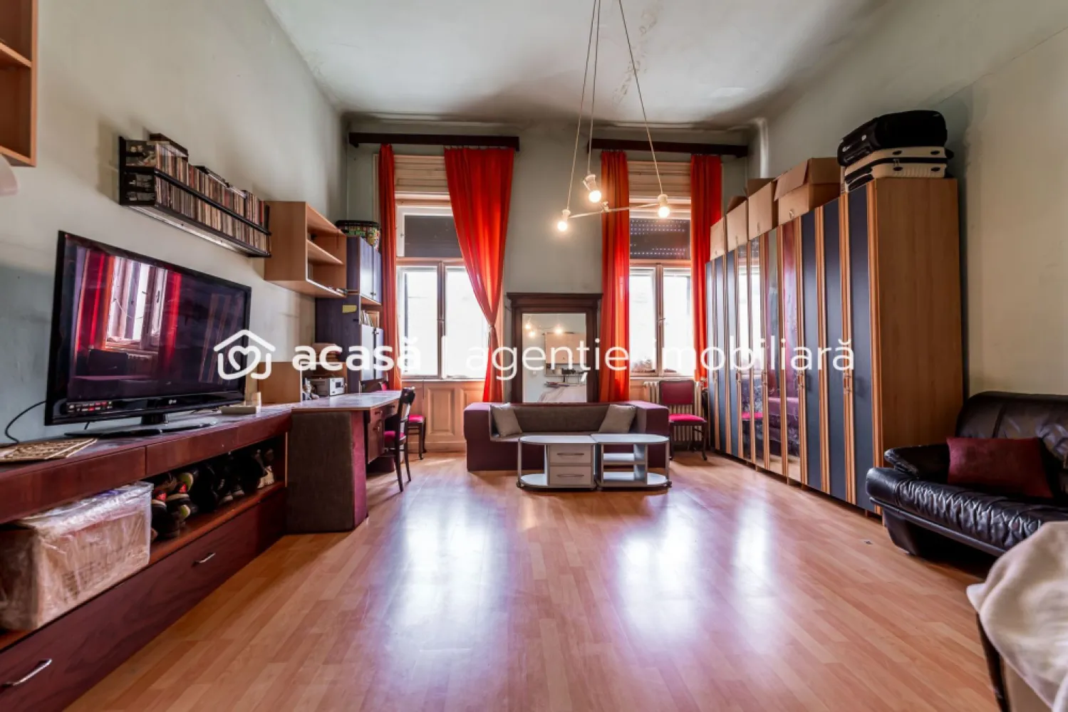 Apartament 98 mp pe bulevardul Decebal, fatada renovata Comision 0 - Comision 0%
O ocazie pentru cei care își doresc un apartament spațios într-una dintre cele mai bune zone ale orașului, ideal atât pentru locuință premium, cât și pentru investiție.
Situat ultracentral, pe Bulevardul Decebal, apartamentul se află la etajul 2 din 2 al unei clădiri cu fațada complet renovată și impresionează prin suprafața generoasă și luminozitatea naturală.

Detalii proprietate:
Suprafață utilă conform CF: 98 mp
2 camere mari si luminoase
Ferestre înalte
Hol de intrare generos
Compartimentare excelentă
Clădire cu fațada renovată

Apartamentul necesită renovare completă, însă tocmai acest aspect oferă posibilitatea amenajării personalizate într-un stil modern, elegant sau chiar boutique/classic, păstrând farmecul unei proprietăți ultracentrale autentice.

Datorită poziționării excelente și suprafeței generoase, proprietatea este ideală pentru:
locuință exclusivistă;
birou/notariat/cabinet;
regim hotelier premium;
investiție pe termen lung.

📞 Pentru detalii și programarea unei vizionări:
Blaga Flavius – 0754467525 Consultant imobiliar acreditat APAIR (Asociația Profesională a Agenților Imobiliari din România)

Nu dispui de toată suma? Te ajutăm noi gratuit! Îți obținem oferte de la 16 bănci.
Ai o proprietate de vânzare în Arad și vrei să știi cât valorează cu adevărat?

Birou: ACASĂ | Agenție imobiliară Arad
Adresă: Bulevardul Decebal 2, Arad 310133