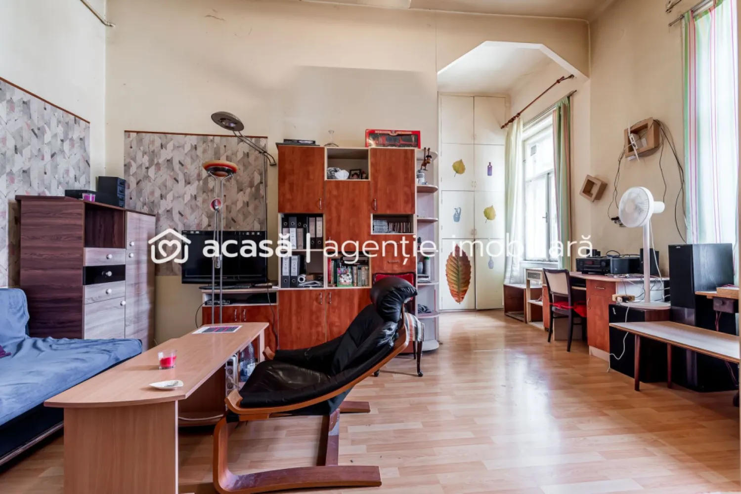 Apartament 98 mp pe bulevardul Decebal, fatada renovata Comision 0 - Comision 0%
O ocazie pentru cei care își doresc un apartament spațios într-una dintre cele mai bune zone ale orașului, ideal atât pentru locuință premium, cât și pentru investiție.
Situat ultracentral, pe Bulevardul Decebal, apartamentul se află la etajul 2 din 2 al unei clădiri cu fațada complet renovată și impresionează prin suprafața generoasă și luminozitatea naturală.

Detalii proprietate:
Suprafață utilă conform CF: 98 mp
2 camere mari si luminoase
Ferestre înalte
Hol de intrare generos
Compartimentare excelentă
Clădire cu fațada renovată

Apartamentul necesită renovare completă, însă tocmai acest aspect oferă posibilitatea amenajării personalizate într-un stil modern, elegant sau chiar boutique/classic, păstrând farmecul unei proprietăți ultracentrale autentice.

Datorită poziționării excelente și suprafeței generoase, proprietatea este ideală pentru:
locuință exclusivistă;
birou/notariat/cabinet;
regim hotelier premium;
investiție pe termen lung.

📞 Pentru detalii și programarea unei vizionări:
Blaga Flavius – 0754467525 Consultant imobiliar acreditat APAIR (Asociația Profesională a Agenților Imobiliari din România)

Nu dispui de toată suma? Te ajutăm noi gratuit! Îți obținem oferte de la 16 bănci.
Ai o proprietate de vânzare în Arad și vrei să știi cât valorează cu adevărat?

Birou: ACASĂ | Agenție imobiliară Arad
Adresă: Bulevardul Decebal 2, Arad 310133