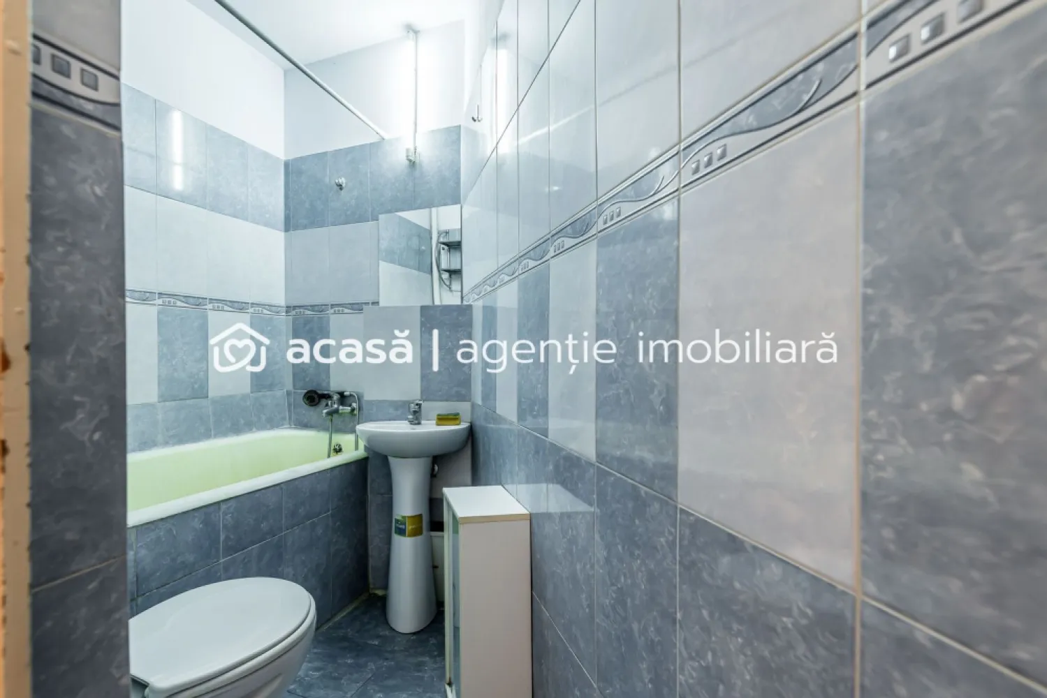 Apartament 98 mp pe bulevardul Decebal, fatada renovata Comision 0 - Comision 0%
O ocazie pentru cei care își doresc un apartament spațios într-una dintre cele mai bune zone ale orașului, ideal atât pentru locuință premium, cât și pentru investiție.
Situat ultracentral, pe Bulevardul Decebal, apartamentul se află la etajul 2 din 2 al unei clădiri cu fațada complet renovată și impresionează prin suprafața generoasă și luminozitatea naturală.

Detalii proprietate:
Suprafață utilă conform CF: 98 mp
2 camere mari si luminoase
Ferestre înalte
Hol de intrare generos
Compartimentare excelentă
Clădire cu fațada renovată

Apartamentul necesită renovare completă, însă tocmai acest aspect oferă posibilitatea amenajării personalizate într-un stil modern, elegant sau chiar boutique/classic, păstrând farmecul unei proprietăți ultracentrale autentice.

Datorită poziționării excelente și suprafeței generoase, proprietatea este ideală pentru:
locuință exclusivistă;
birou/notariat/cabinet;
regim hotelier premium;
investiție pe termen lung.

📞 Pentru detalii și programarea unei vizionări:
Blaga Flavius – 0754467525 Consultant imobiliar acreditat APAIR (Asociația Profesională a Agenților Imobiliari din România)

Nu dispui de toată suma? Te ajutăm noi gratuit! Îți obținem oferte de la 16 bănci.
Ai o proprietate de vânzare în Arad și vrei să știi cât valorează cu adevărat?

Birou: ACASĂ | Agenție imobiliară Arad
Adresă: Bulevardul Decebal 2, Arad 310133