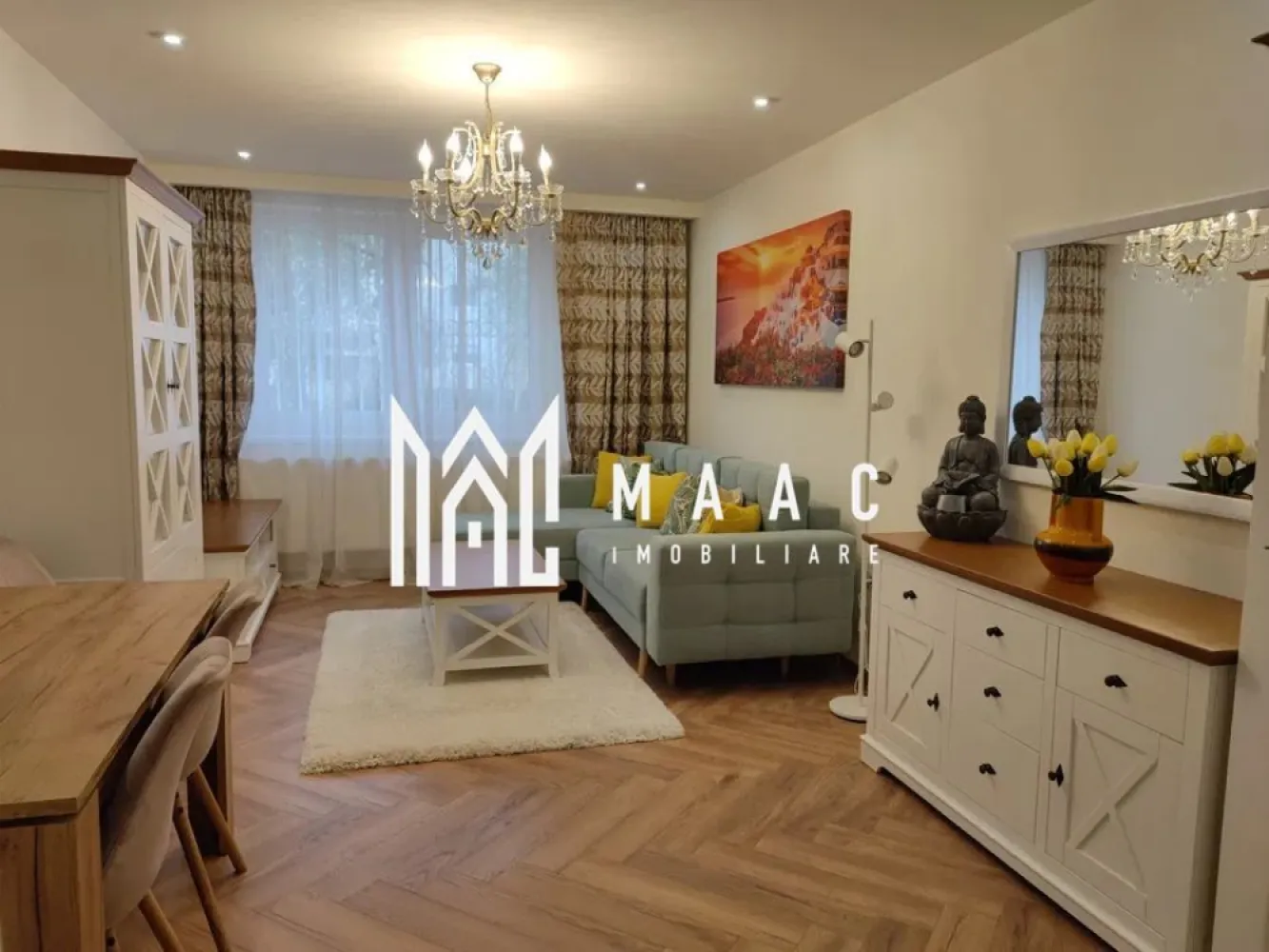 Apartament 2 camere | Parter | 50MPU | Strand - Maac Imobiliare vă propune spre închiriere un apartament cu 2 camere decomandate, situat într-una dintre cele mai apreciate zone ale Sibiului – cartierul Ștrand, zona vilelor, într-un cadru verde și liniștit, aproape de Parcul Sub Arini și Centrul orașului.

Apartamentul este amplasat la parter, are o suprafață utilă de 50 mp și este compartimentat eficient, fiind format din hol de acces, living luminos, dormitor, bucătărie separată și baie cu geam.

Imobilul este construit din cărămidă și beneficiază de izolație termică, oferind un confort sporit pe tot parcursul anului. Un avantaj important îl reprezintă intimitatea, apartamentul având un singur perete comun cu vecinii, respectiv cel aferent bucătăriei.

Locuința este mobilată complet, cu mobilier masiv din lemn natural, atent ales pentru durabilitate și eleganță. Dormitorul este dotat cu saltea cu suport ortopedic, cu multiple caracteristici pentru un somn odihnitor, iar pentru confort termic este asigurată o pilotă cu umplutură din puf și pene de gâscă, ideală pentru sezonul rece (pentru vară se poate discuta achiziționarea unei pilote adaptate preferințelor chiriașului).

Apartamentul este complet utilat, punând la dispoziție toate electrocasnicele necesare, inclusiv mașină de spălat vase și uscător de rufe. În imediata apropiere se află o sală de sport, la doar 2 minute de mers pe jos.

Se pretează unei persoane sau unui cuplu care își dorește liniște, confort și acces rapid către zonele centrale ale orașului.
Condiții de închiriere:

Se percepe o garanție în cuantumul unei chirii lunare. Nu se acceptă animale de companie.

Pentru mai multe detalii și programarea unei vizionări, vă invităm să ne contactați specificând ID: CP2856246