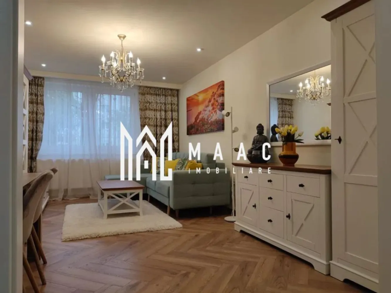 Apartament 2 camere | Parter | 50MPU | Strand - Maac Imobiliare vă propune spre închiriere un apartament cu 2 camere decomandate, situat într-una dintre cele mai apreciate zone ale Sibiului – cartierul Ștrand, zona vilelor, într-un cadru verde și liniștit, aproape de Parcul Sub Arini și Centrul orașului.

Apartamentul este amplasat la parter, are o suprafață utilă de 50 mp și este compartimentat eficient, fiind format din hol de acces, living luminos, dormitor, bucătărie separată și baie cu geam.

Imobilul este construit din cărămidă și beneficiază de izolație termică, oferind un confort sporit pe tot parcursul anului. Un avantaj important îl reprezintă intimitatea, apartamentul având un singur perete comun cu vecinii, respectiv cel aferent bucătăriei.

Locuința este mobilată complet, cu mobilier masiv din lemn natural, atent ales pentru durabilitate și eleganță. Dormitorul este dotat cu saltea cu suport ortopedic, cu multiple caracteristici pentru un somn odihnitor, iar pentru confort termic este asigurată o pilotă cu umplutură din puf și pene de gâscă, ideală pentru sezonul rece (pentru vară se poate discuta achiziționarea unei pilote adaptate preferințelor chiriașului).

Apartamentul este complet utilat, punând la dispoziție toate electrocasnicele necesare, inclusiv mașină de spălat vase și uscător de rufe. În imediata apropiere se află o sală de sport, la doar 2 minute de mers pe jos.

Se pretează unei persoane sau unui cuplu care își dorește liniște, confort și acces rapid către zonele centrale ale orașului.
Condiții de închiriere:

Se percepe o garanție în cuantumul unei chirii lunare. Nu se acceptă animale de companie.

Pentru mai multe detalii și programarea unei vizionări, vă invităm să ne contactați specificând ID: CP2856246