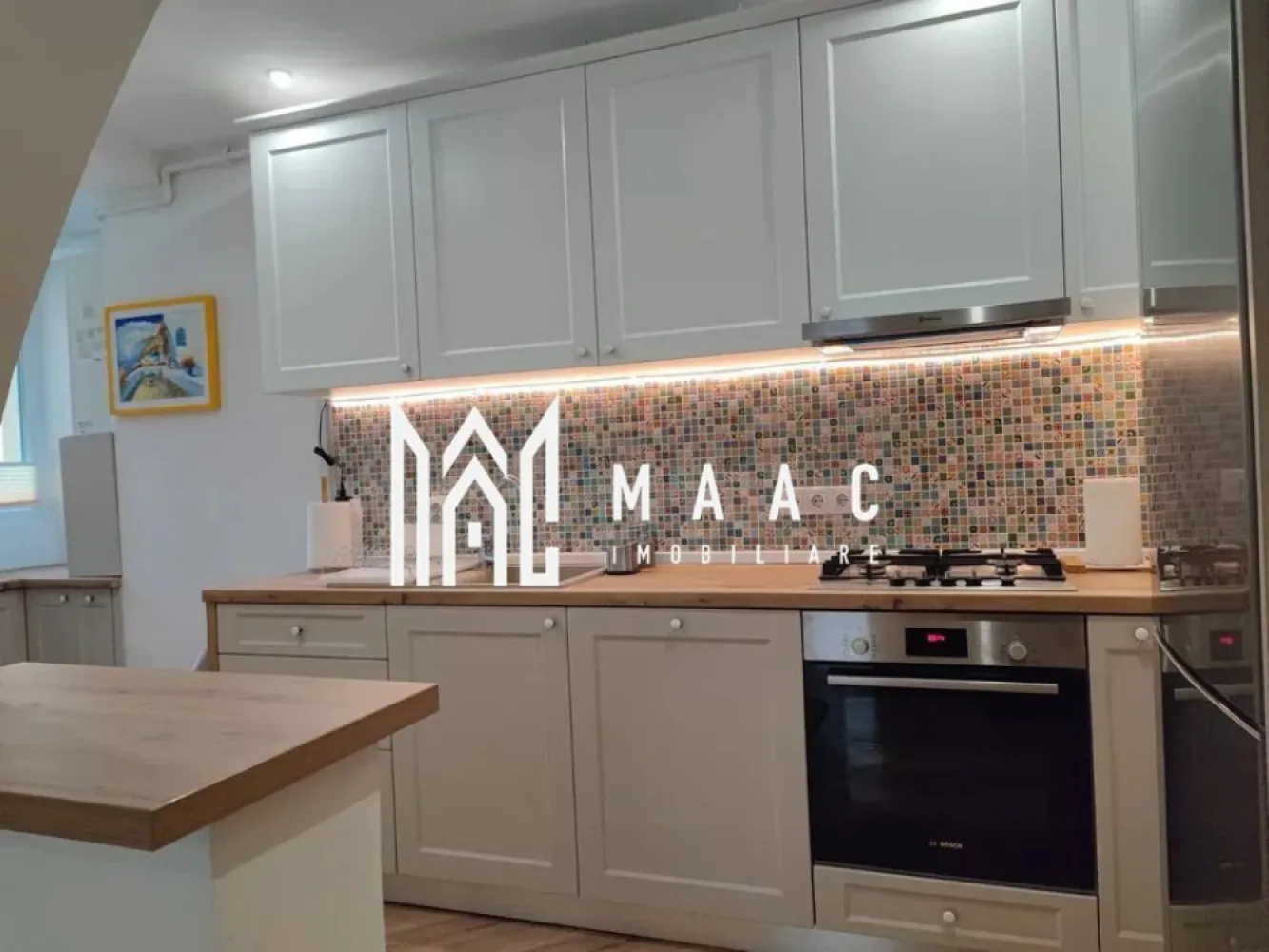 Apartament 2 camere | Parter | 50MPU | Strand - Maac Imobiliare vă propune spre închiriere un apartament cu 2 camere decomandate, situat într-una dintre cele mai apreciate zone ale Sibiului – cartierul Ștrand, zona vilelor, într-un cadru verde și liniștit, aproape de Parcul Sub Arini și Centrul orașului.

Apartamentul este amplasat la parter, are o suprafață utilă de 50 mp și este compartimentat eficient, fiind format din hol de acces, living luminos, dormitor, bucătărie separată și baie cu geam.

Imobilul este construit din cărămidă și beneficiază de izolație termică, oferind un confort sporit pe tot parcursul anului. Un avantaj important îl reprezintă intimitatea, apartamentul având un singur perete comun cu vecinii, respectiv cel aferent bucătăriei.

Locuința este mobilată complet, cu mobilier masiv din lemn natural, atent ales pentru durabilitate și eleganță. Dormitorul este dotat cu saltea cu suport ortopedic, cu multiple caracteristici pentru un somn odihnitor, iar pentru confort termic este asigurată o pilotă cu umplutură din puf și pene de gâscă, ideală pentru sezonul rece (pentru vară se poate discuta achiziționarea unei pilote adaptate preferințelor chiriașului).

Apartamentul este complet utilat, punând la dispoziție toate electrocasnicele necesare, inclusiv mașină de spălat vase și uscător de rufe. În imediata apropiere se află o sală de sport, la doar 2 minute de mers pe jos.

Se pretează unei persoane sau unui cuplu care își dorește liniște, confort și acces rapid către zonele centrale ale orașului.
Condiții de închiriere:

Se percepe o garanție în cuantumul unei chirii lunare. Nu se acceptă animale de companie.

Pentru mai multe detalii și programarea unei vizionări, vă invităm să ne contactați specificând ID: CP2856246