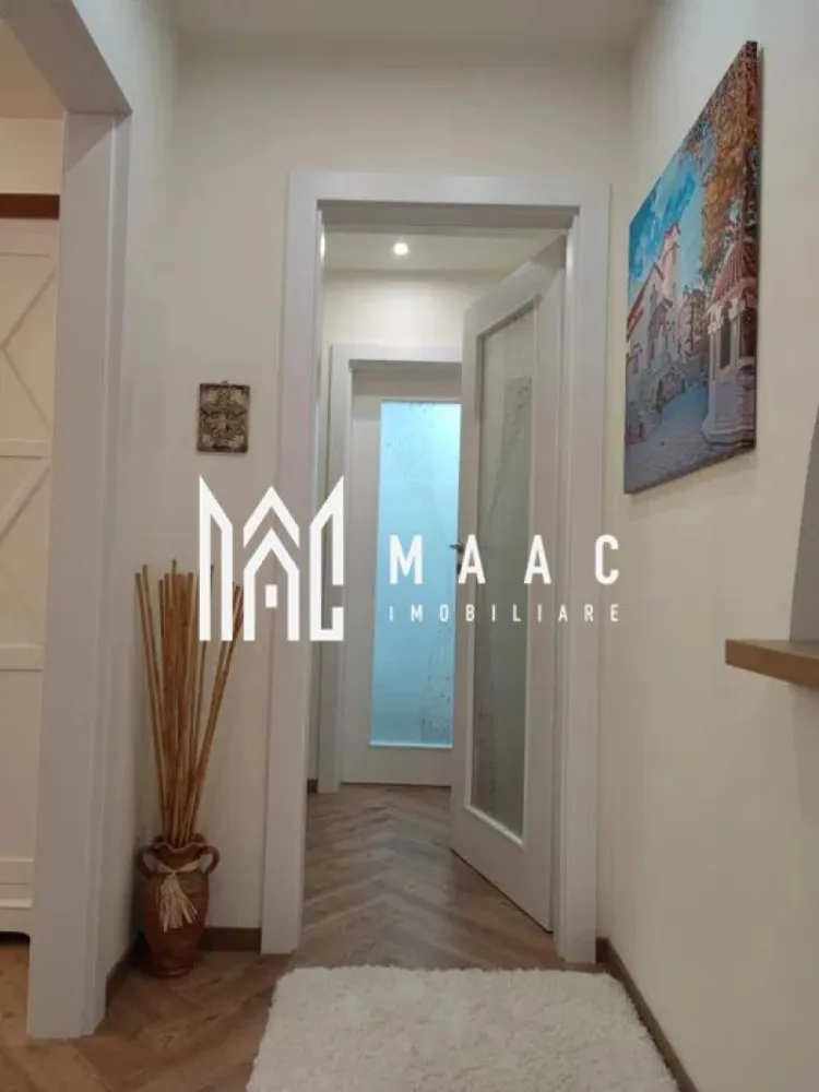 Apartament 2 camere | Parter | 50MPU | Strand - Maac Imobiliare vă propune spre închiriere un apartament cu 2 camere decomandate, situat într-una dintre cele mai apreciate zone ale Sibiului – cartierul Ștrand, zona vilelor, într-un cadru verde și liniștit, aproape de Parcul Sub Arini și Centrul orașului.

Apartamentul este amplasat la parter, are o suprafață utilă de 50 mp și este compartimentat eficient, fiind format din hol de acces, living luminos, dormitor, bucătărie separată și baie cu geam.

Imobilul este construit din cărămidă și beneficiază de izolație termică, oferind un confort sporit pe tot parcursul anului. Un avantaj important îl reprezintă intimitatea, apartamentul având un singur perete comun cu vecinii, respectiv cel aferent bucătăriei.

Locuința este mobilată complet, cu mobilier masiv din lemn natural, atent ales pentru durabilitate și eleganță. Dormitorul este dotat cu saltea cu suport ortopedic, cu multiple caracteristici pentru un somn odihnitor, iar pentru confort termic este asigurată o pilotă cu umplutură din puf și pene de gâscă, ideală pentru sezonul rece (pentru vară se poate discuta achiziționarea unei pilote adaptate preferințelor chiriașului).

Apartamentul este complet utilat, punând la dispoziție toate electrocasnicele necesare, inclusiv mașină de spălat vase și uscător de rufe. În imediata apropiere se află o sală de sport, la doar 2 minute de mers pe jos.

Se pretează unei persoane sau unui cuplu care își dorește liniște, confort și acces rapid către zonele centrale ale orașului.
Condiții de închiriere:

Se percepe o garanție în cuantumul unei chirii lunare. Nu se acceptă animale de companie.

Pentru mai multe detalii și programarea unei vizionări, vă invităm să ne contactați specificând ID: CP2856246