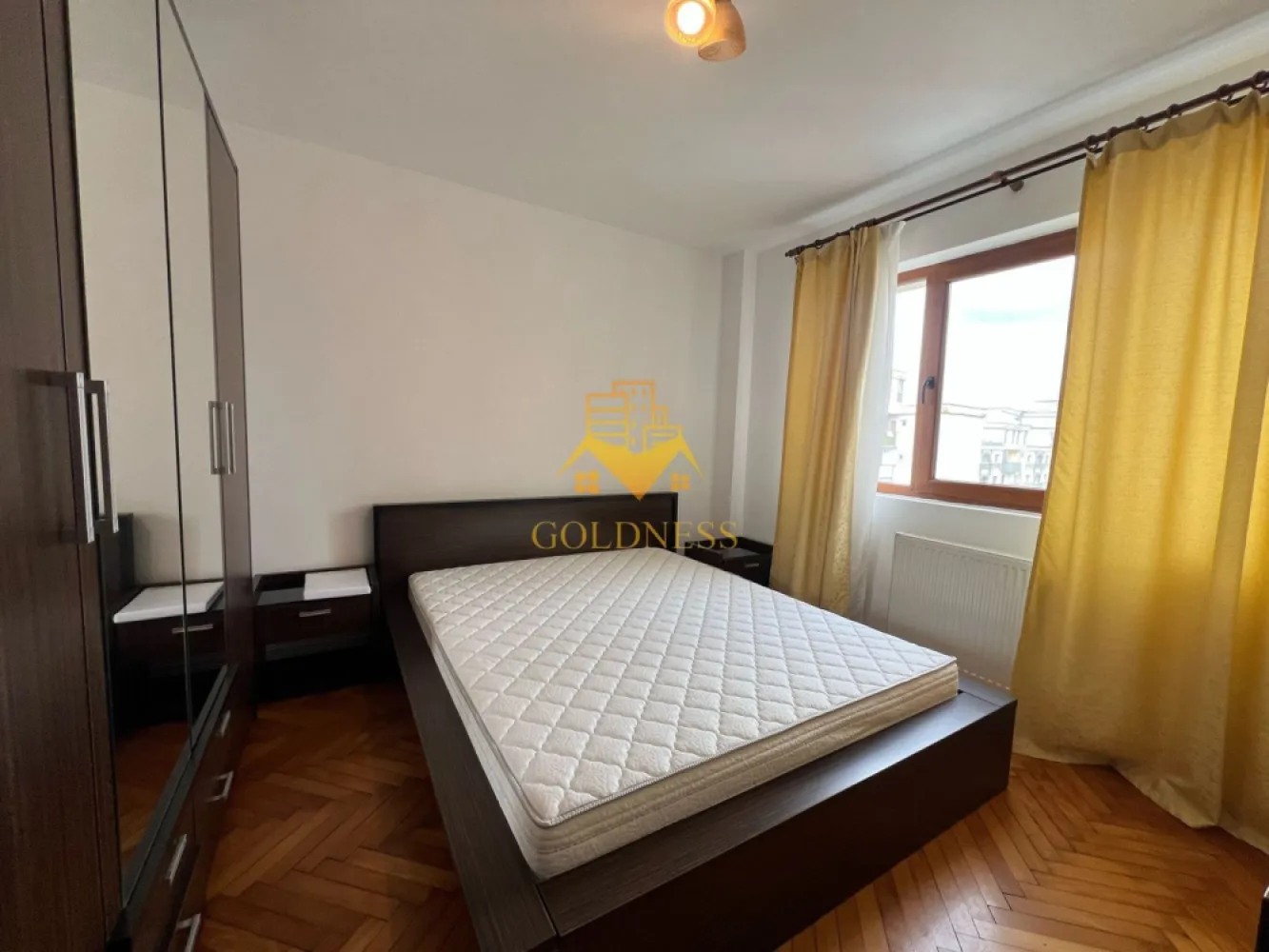 2 camere decomandate, Manastur, OMV, Piata Flora, Calea Floresti - GOLDNESS Imobiliare vă propune spre închiriere un apartament cu 2 camere decomandate, complet mobilat și utilat, la etajul 8 într-un imobil de 10, pe Aleea Padin, în Cartierul Manastur.

Apartamentul este compartimentat astfel:
-dormitor cu pat matrimonial, dressing spațios, noptiere, birou
-dormitor cu o canapea extensibilă, dressing, noptiere, birou
- baie cu cabina, calorifer port prosop inox și dulap pentru depozitare
-bucătăria complet utilată 
-balcon de 5 mp cu o priveliște superbă

Imobilul este dotat cu toate cele necesare - centrală proprie, mașină de spălat haine, frigider, hotă, etc
Se află în apropierea stațiilor de transport în comun, magazine, spații verzi, farmacii, etc.

Dacă sunteți interesați de acest apartament și doriți să îl vizionați, dar și pentru alte oferte sau detalii nu ezitați să ne contactați telefonic sau prin e-mail. Vă stăm la dispoziție!
Pentru intermediere se percepe un comision de 50% din prețul chiriei!