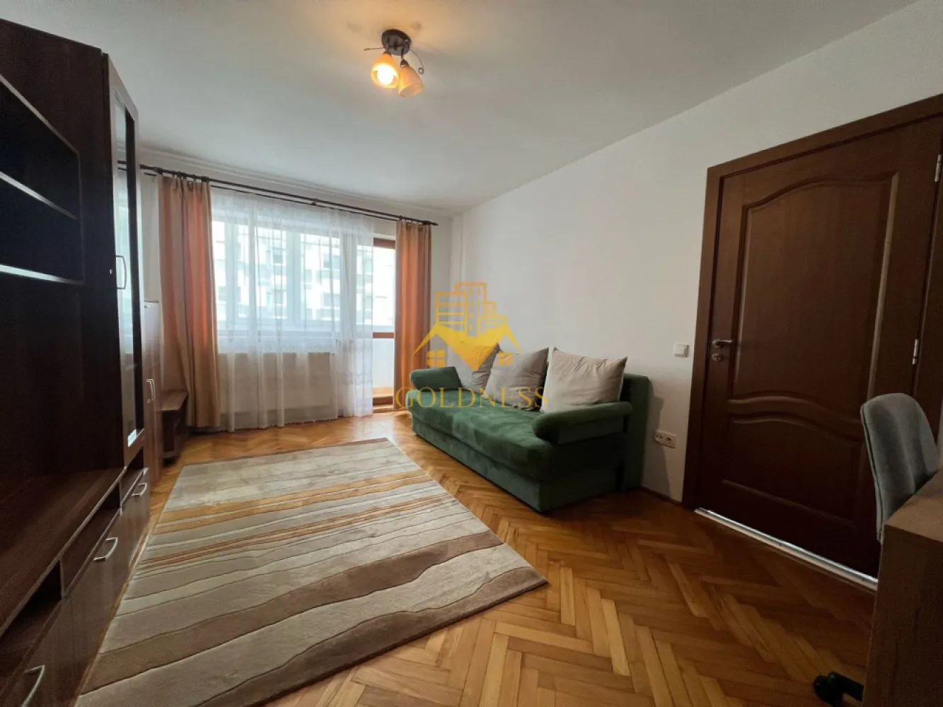 2 camere decomandate, Manastur, OMV, Piata Flora, Calea Floresti - GOLDNESS Imobiliare vă propune spre închiriere un apartament cu 2 camere decomandate, complet mobilat și utilat, la etajul 8 într-un imobil de 10, pe Aleea Padin, în Cartierul Manastur.

Apartamentul este compartimentat astfel:
-dormitor cu pat matrimonial, dressing spațios, noptiere, birou
-dormitor cu o canapea extensibilă, dressing, noptiere, birou
- baie cu cabina, calorifer port prosop inox și dulap pentru depozitare
-bucătăria complet utilată 
-balcon de 5 mp cu o priveliște superbă

Imobilul este dotat cu toate cele necesare - centrală proprie, mașină de spălat haine, frigider, hotă, etc
Se află în apropierea stațiilor de transport în comun, magazine, spații verzi, farmacii, etc.

Dacă sunteți interesați de acest apartament și doriți să îl vizionați, dar și pentru alte oferte sau detalii nu ezitați să ne contactați telefonic sau prin e-mail. Vă stăm la dispoziție!
Pentru intermediere se percepe un comision de 50% din prețul chiriei!