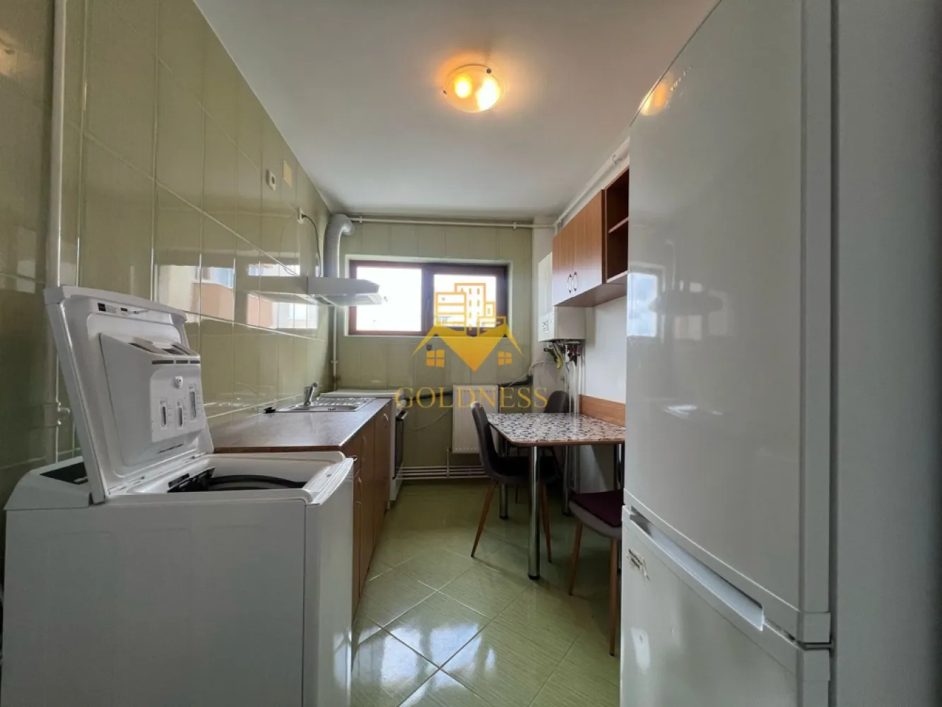 2 camere decomandate, Manastur, OMV, Piata Flora, Calea Floresti - GOLDNESS Imobiliare vă propune spre închiriere un apartament cu 2 camere decomandate, complet mobilat și utilat, la etajul 8 într-un imobil de 10, pe Aleea Padin, în Cartierul Manastur.

Apartamentul este compartimentat astfel:
-dormitor cu pat matrimonial, dressing spațios, noptiere, birou
-dormitor cu o canapea extensibilă, dressing, noptiere, birou
- baie cu cabina, calorifer port prosop inox și dulap pentru depozitare
-bucătăria complet utilată 
-balcon de 5 mp cu o priveliște superbă

Imobilul este dotat cu toate cele necesare - centrală proprie, mașină de spălat haine, frigider, hotă, etc
Se află în apropierea stațiilor de transport în comun, magazine, spații verzi, farmacii, etc.

Dacă sunteți interesați de acest apartament și doriți să îl vizionați, dar și pentru alte oferte sau detalii nu ezitați să ne contactați telefonic sau prin e-mail. Vă stăm la dispoziție!
Pentru intermediere se percepe un comision de 50% din prețul chiriei!