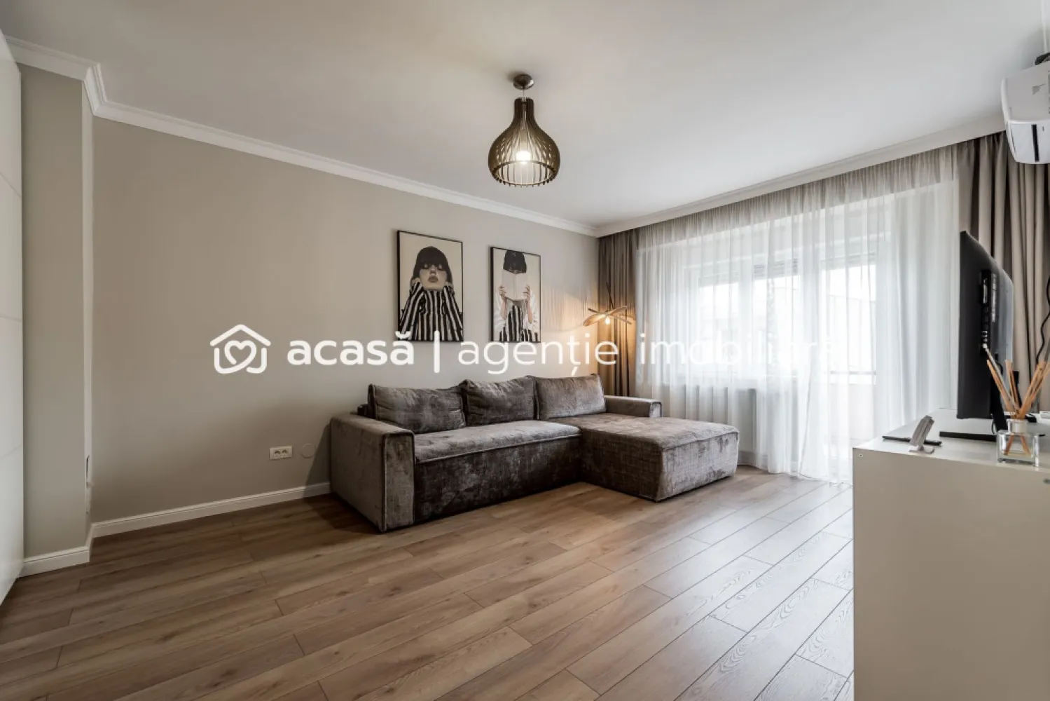 Apartament ultrafinisat la cheie cu 2 camere decomandat Piata Mica - Comision 0%
Apartament ultrafinisat de vânzare în cea mai râvnită zonă din Arad – Aleea Albac
📍 Lângă Camera de Comerț și Piața Mihai Viteazu
Comision 0

Proprietățile apar foarte rar aici – iar aceasta este o oportunitate pe care nu vrei să o ratezi.

🔹 2 camere decomandate
🔹 Etaj 4 din 4, cu pod deasupra și acoperiș nou
🔹 Renovat complet, cu materiale premium și finisaje de top
🔹 Compartimentare practică: hol generos, baie, bucătărie, balcon
🔹 Centrală proprie pe gaz + aer condiționat
🔹 Se vinde mobilat si utilat la cheie conform fotografiilor,

📌 Locație ideală: liniște, vecinătate selectă, proximitate excelentă față de centrul orașului, școli, parcuri și magazine.

Acest apartament este perfect pentru cei care își doresc o locuință elegantă, într-un cartier cu prestigiu, cu toate facilitățile moderne incluse.

📞 Pentru detalii și programarea unei vizionări:
Flavius Blaga – 0754467525 Consultant imobiliar acreditat APAIR (Asociația Profesională a Agenților Imobiliari din România)

Birou: ACASĂ | Agenție imobiliară Arad
Adresă: Bulevardul Decebal 2, Arad 310133