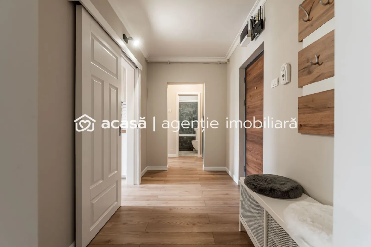 Apartament ultrafinisat la cheie cu 2 camere decomandat Piata Mica - Comision 0%
Apartament ultrafinisat de vânzare în cea mai râvnită zonă din Arad – Aleea Albac
📍 Lângă Camera de Comerț și Piața Mihai Viteazu
Comision 0

Proprietățile apar foarte rar aici – iar aceasta este o oportunitate pe care nu vrei să o ratezi.

🔹 2 camere decomandate
🔹 Etaj 4 din 4, cu pod deasupra și acoperiș nou
🔹 Renovat complet, cu materiale premium și finisaje de top
🔹 Compartimentare practică: hol generos, baie, bucătărie, balcon
🔹 Centrală proprie pe gaz + aer condiționat
🔹 Se vinde mobilat si utilat la cheie conform fotografiilor,

📌 Locație ideală: liniște, vecinătate selectă, proximitate excelentă față de centrul orașului, școli, parcuri și magazine.

Acest apartament este perfect pentru cei care își doresc o locuință elegantă, într-un cartier cu prestigiu, cu toate facilitățile moderne incluse.

📞 Pentru detalii și programarea unei vizionări:
Flavius Blaga – 0754467525 Consultant imobiliar acreditat APAIR (Asociația Profesională a Agenților Imobiliari din România)

Birou: ACASĂ | Agenție imobiliară Arad
Adresă: Bulevardul Decebal 2, Arad 310133
