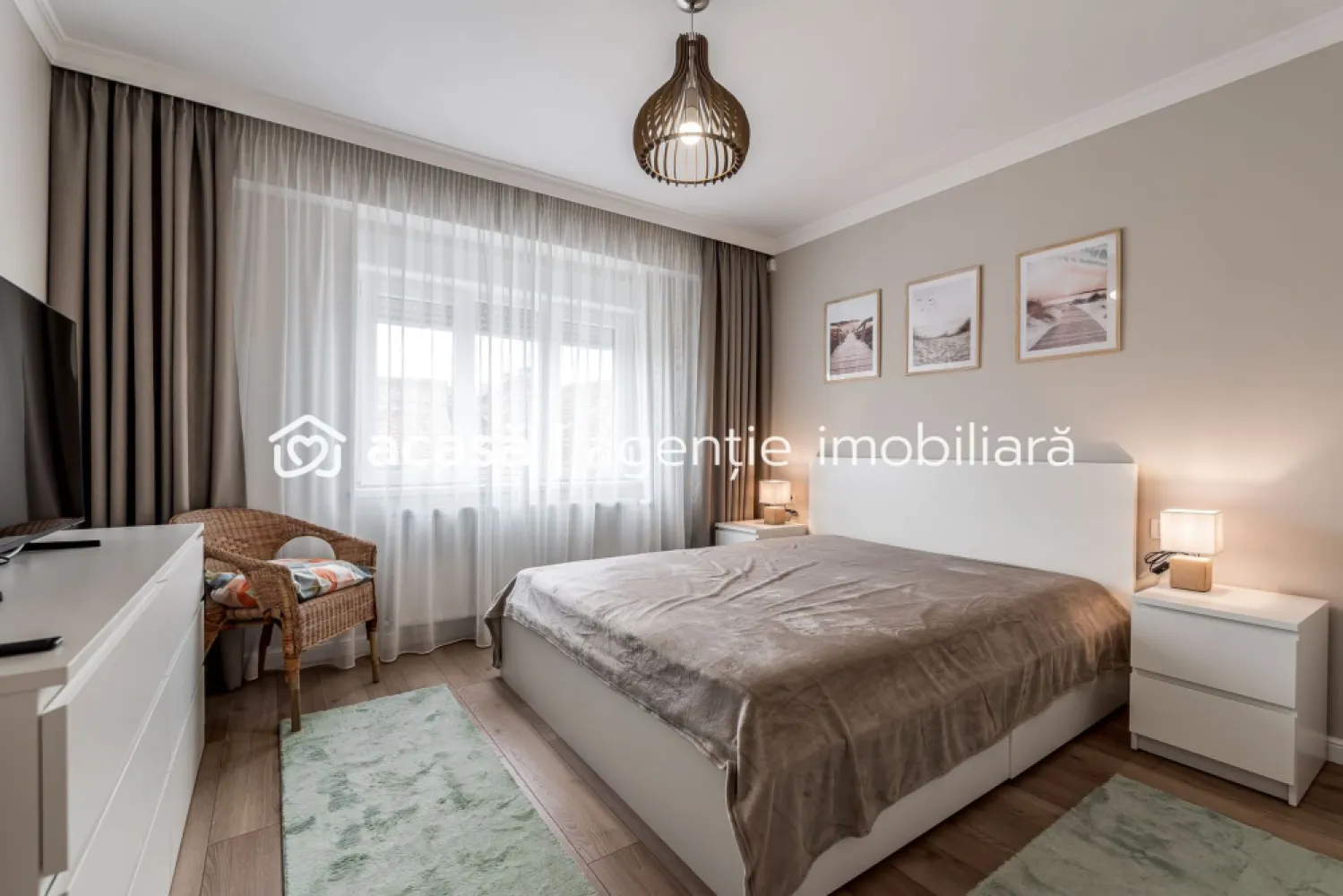Apartament ultrafinisat la cheie cu 2 camere decomandat Piata Mica - Comision 0%
Apartament ultrafinisat de vânzare în cea mai râvnită zonă din Arad – Aleea Albac
📍 Lângă Camera de Comerț și Piața Mihai Viteazu
Comision 0

Proprietățile apar foarte rar aici – iar aceasta este o oportunitate pe care nu vrei să o ratezi.

🔹 2 camere decomandate
🔹 Etaj 4 din 4, cu pod deasupra și acoperiș nou
🔹 Renovat complet, cu materiale premium și finisaje de top
🔹 Compartimentare practică: hol generos, baie, bucătărie, balcon
🔹 Centrală proprie pe gaz + aer condiționat
🔹 Se vinde mobilat si utilat la cheie conform fotografiilor,

📌 Locație ideală: liniște, vecinătate selectă, proximitate excelentă față de centrul orașului, școli, parcuri și magazine.

Acest apartament este perfect pentru cei care își doresc o locuință elegantă, într-un cartier cu prestigiu, cu toate facilitățile moderne incluse.

📞 Pentru detalii și programarea unei vizionări:
Flavius Blaga – 0754467525 Consultant imobiliar acreditat APAIR (Asociația Profesională a Agenților Imobiliari din România)

Birou: ACASĂ | Agenție imobiliară Arad
Adresă: Bulevardul Decebal 2, Arad 310133